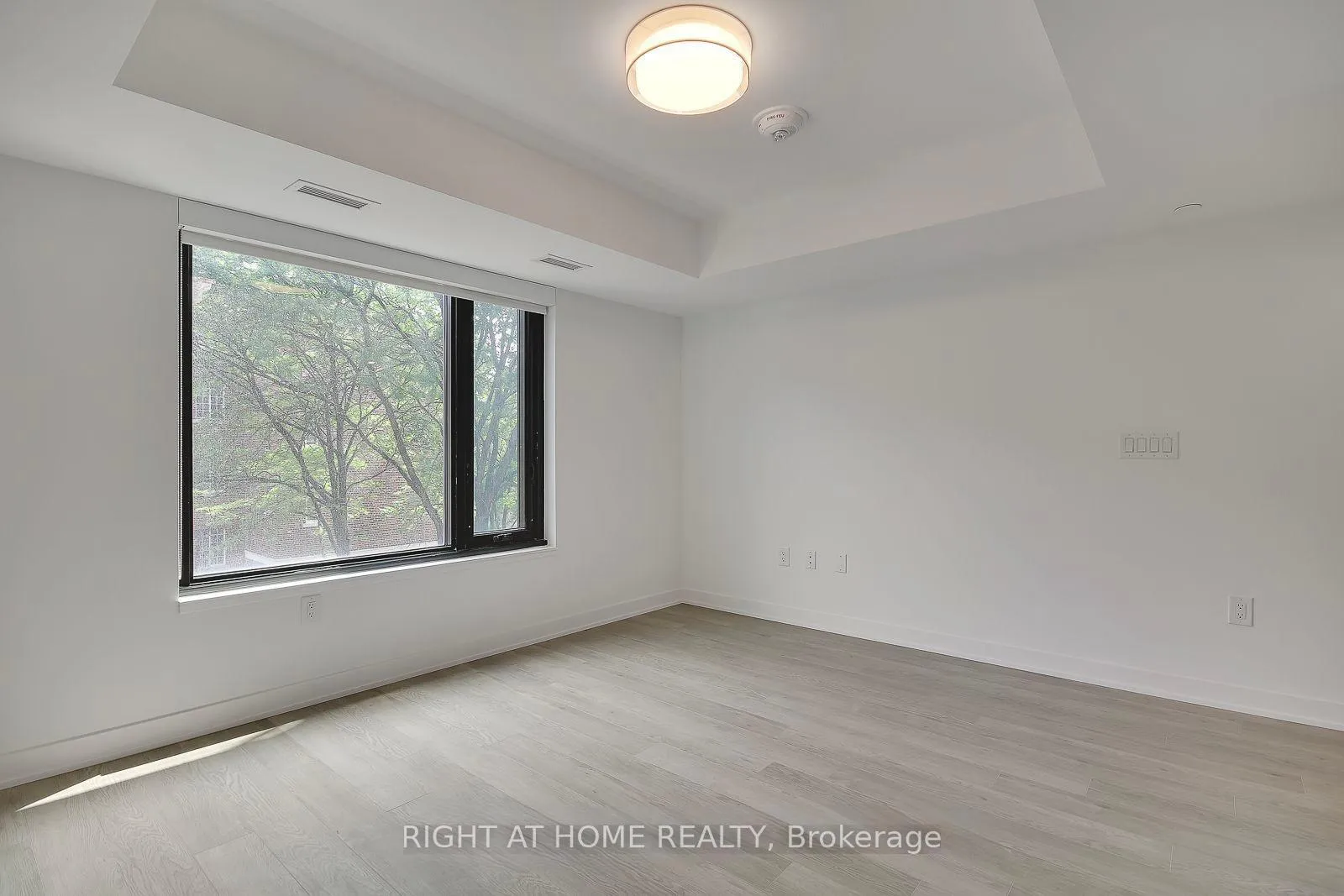 Photo 6 of Unit 301, 3 Strathgowan Avenue, Toronto, Lawrence Park South — HOMEH