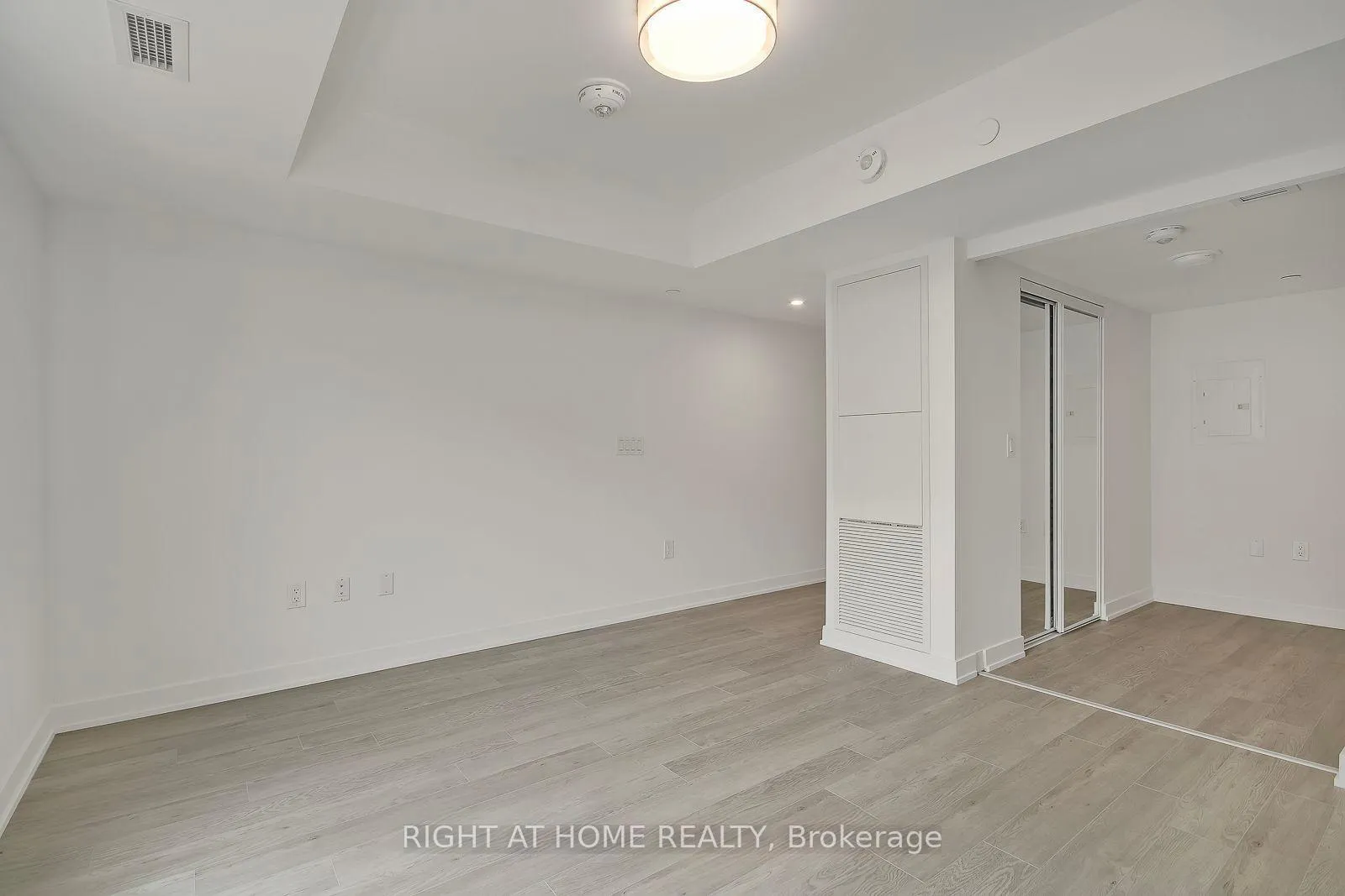 Photo 7 of Unit 301, 3 Strathgowan Avenue, Toronto, Lawrence Park South — HOMEH