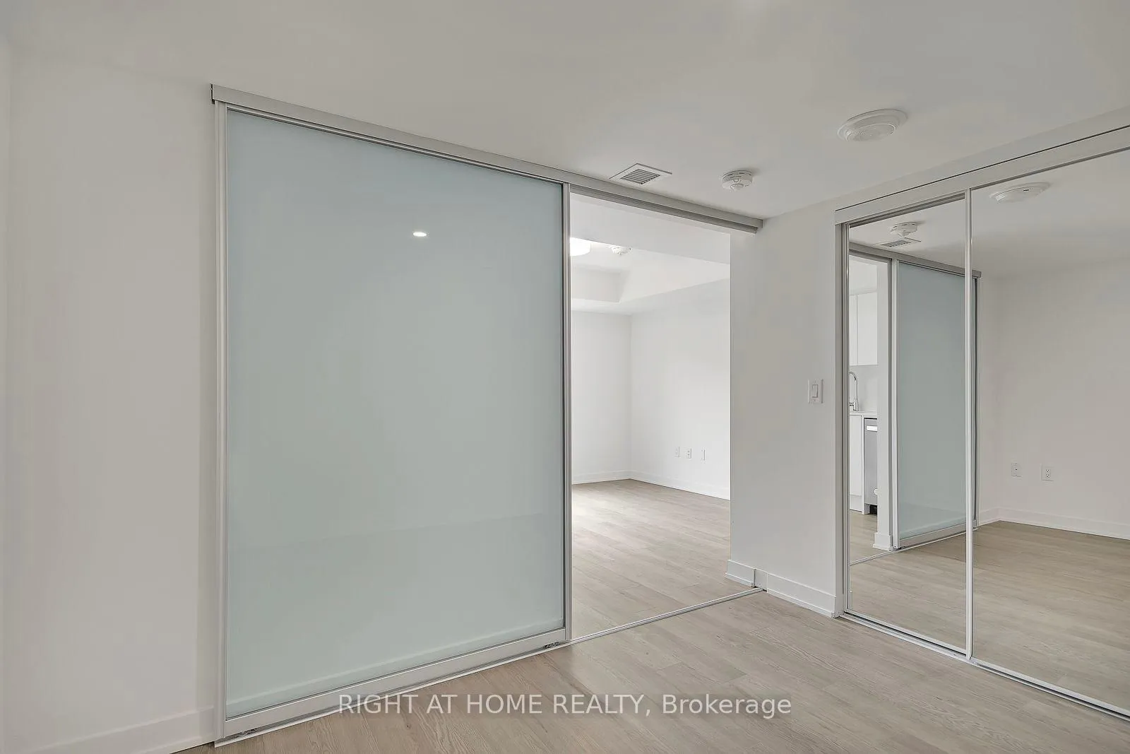 Photo 8 of Unit 301, 3 Strathgowan Avenue, Toronto, Lawrence Park South — HOMEH