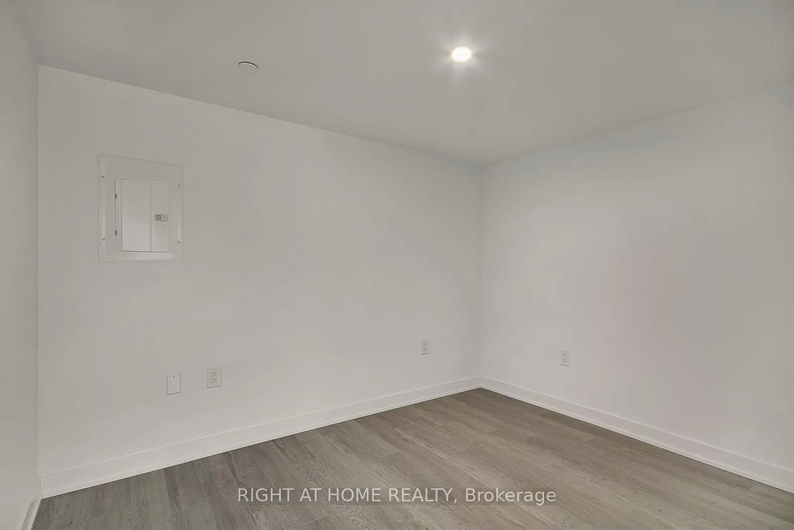 Photo 10 of Unit 301, 3 Strathgowan Avenue, Toronto, Lawrence Park South — HOMEH