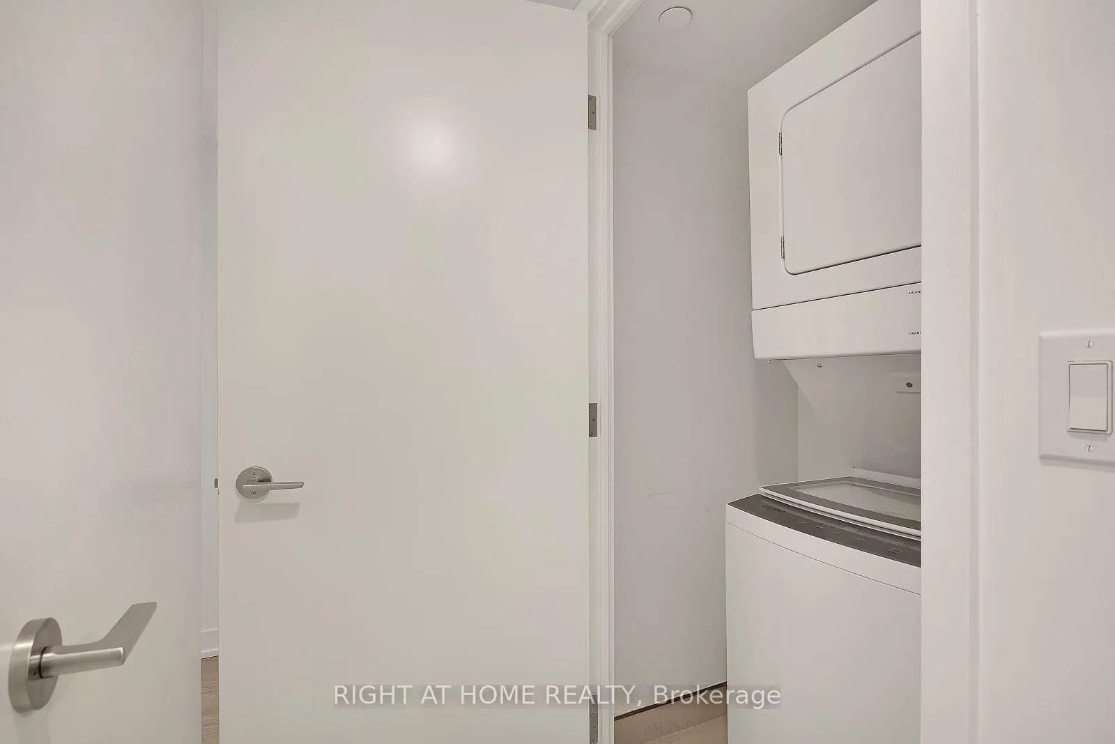 Photo 13 of Unit 301, 3 Strathgowan Avenue, Toronto, Lawrence Park South — HOMEH