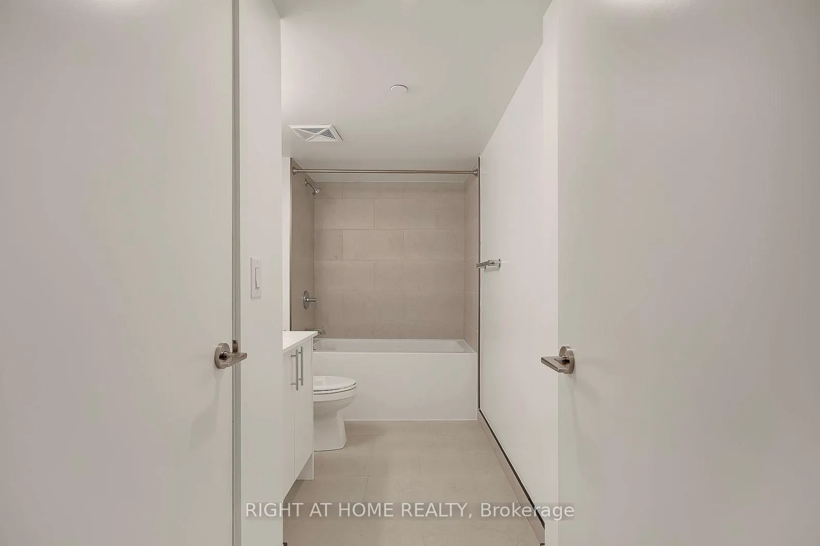 Photo 14 of Unit 301, 3 Strathgowan Avenue, Toronto, Lawrence Park South — HOMEH