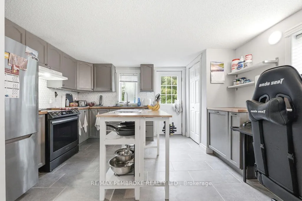 Photo 7 of 1 Violet Street, Petawawa, Petawawa — HOMEH