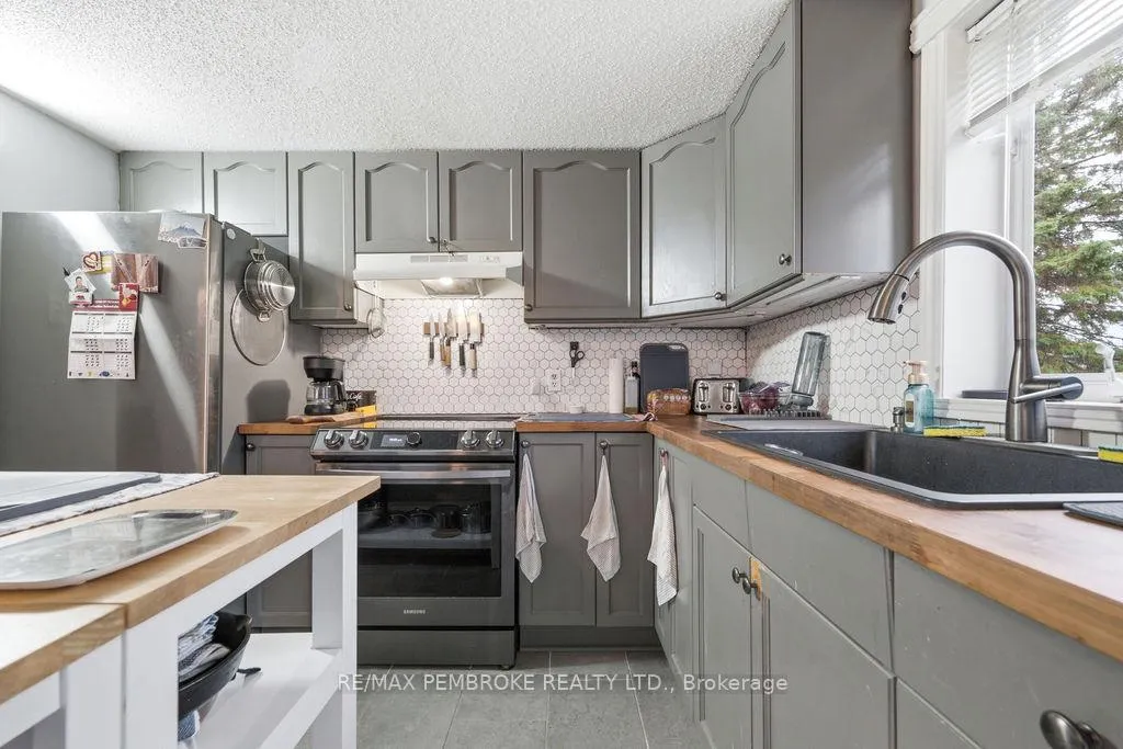 Photo 9 of 1 Violet Street, Petawawa, Petawawa — HOMEH