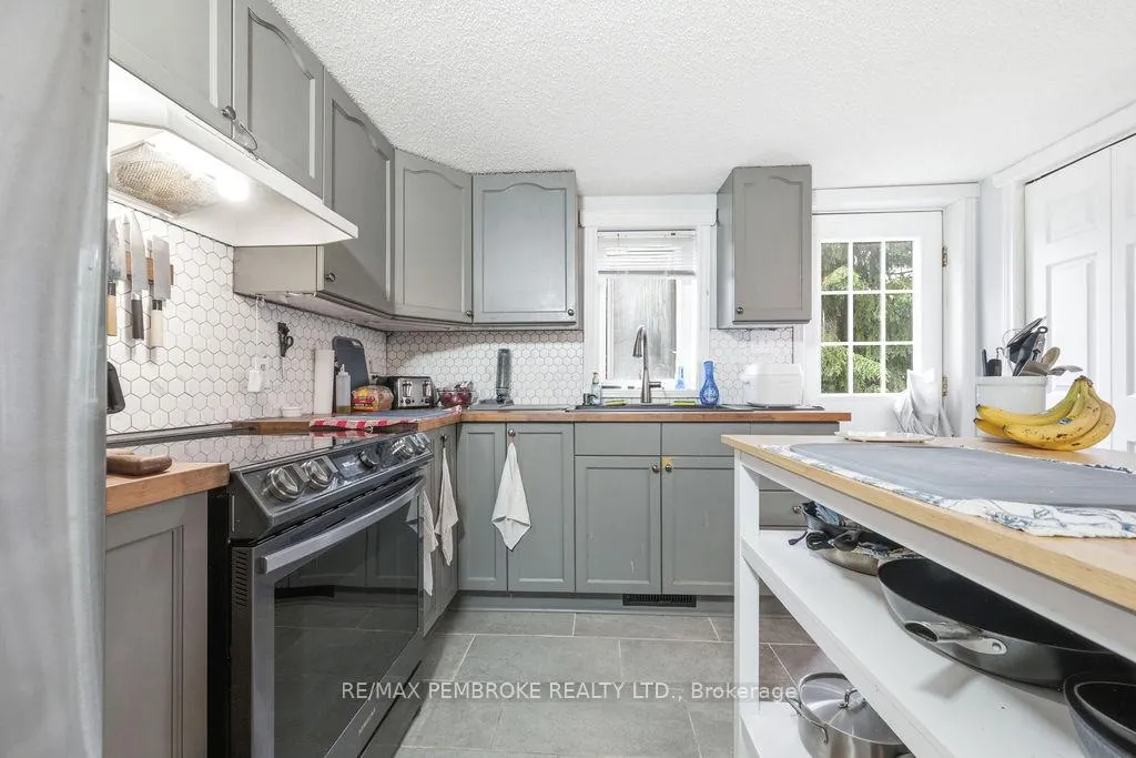 Photo 10 of 1 Violet Street, Petawawa, Petawawa — HOMEH