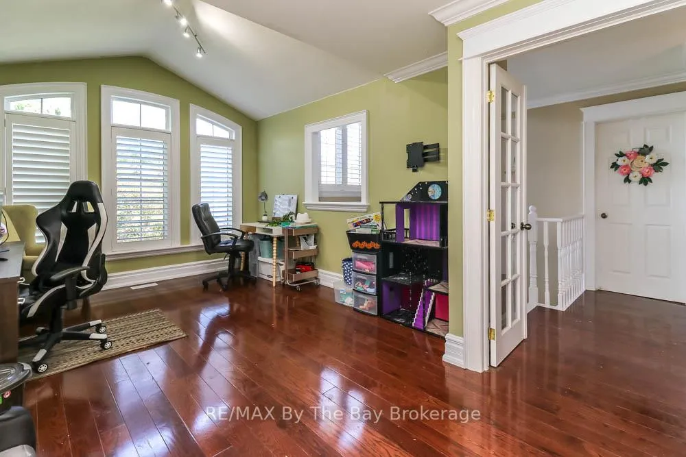 Photo 5 of 121 Royal Beech Drive, Wasaga Beach — HOMEH