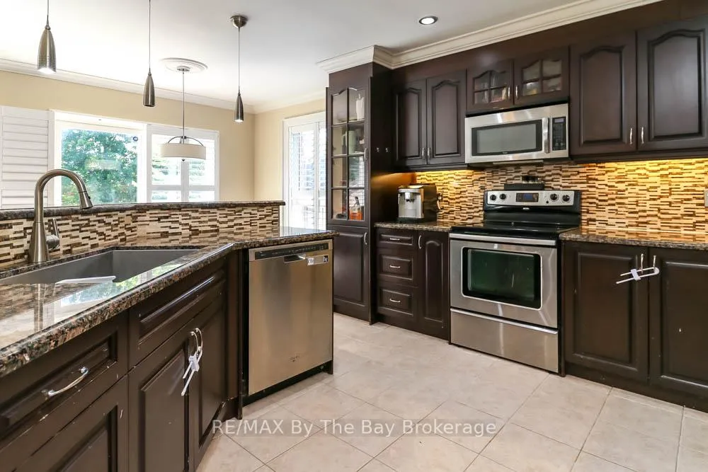 Photo 6 of 121 Royal Beech Drive, Wasaga Beach — HOMEH