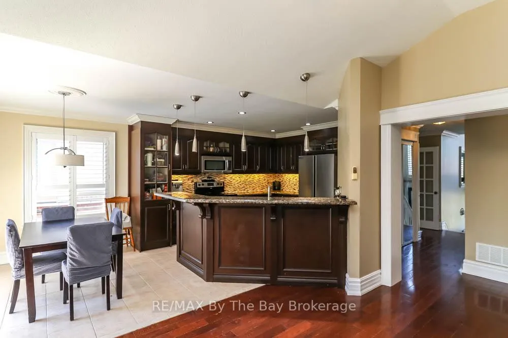 Photo 16 of 121 Royal Beech Drive, Wasaga Beach — HOMEH