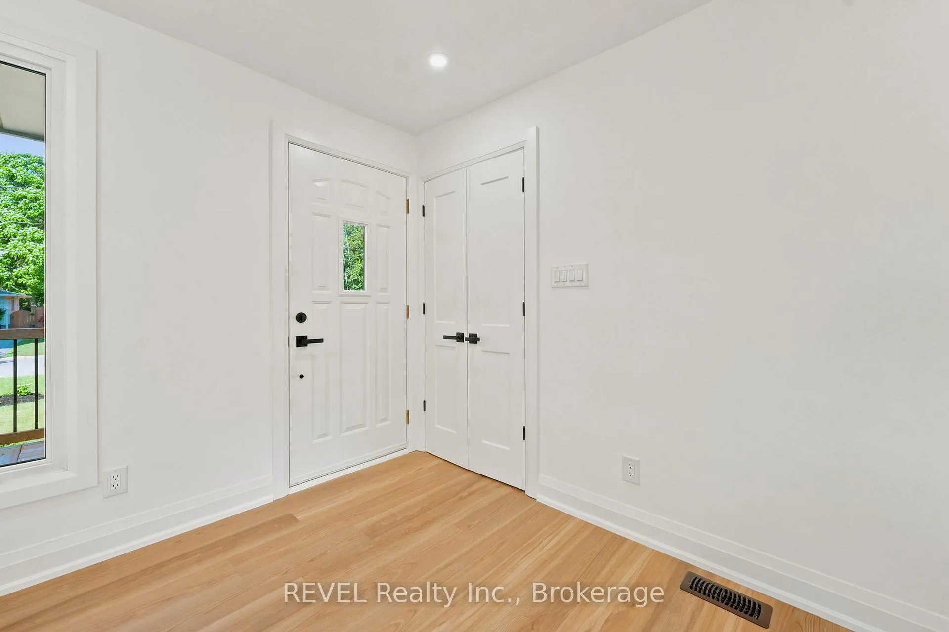 Photo 5 of 72 Prince Charles Drive, St. Catharines, Lakeport — HOMEH