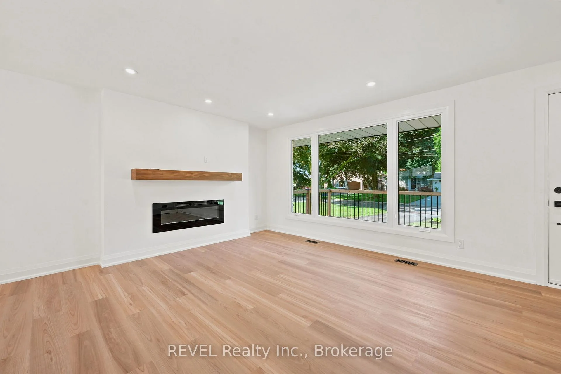 Photo 7 of 72 Prince Charles Drive, St. Catharines, Lakeport — HOMEH