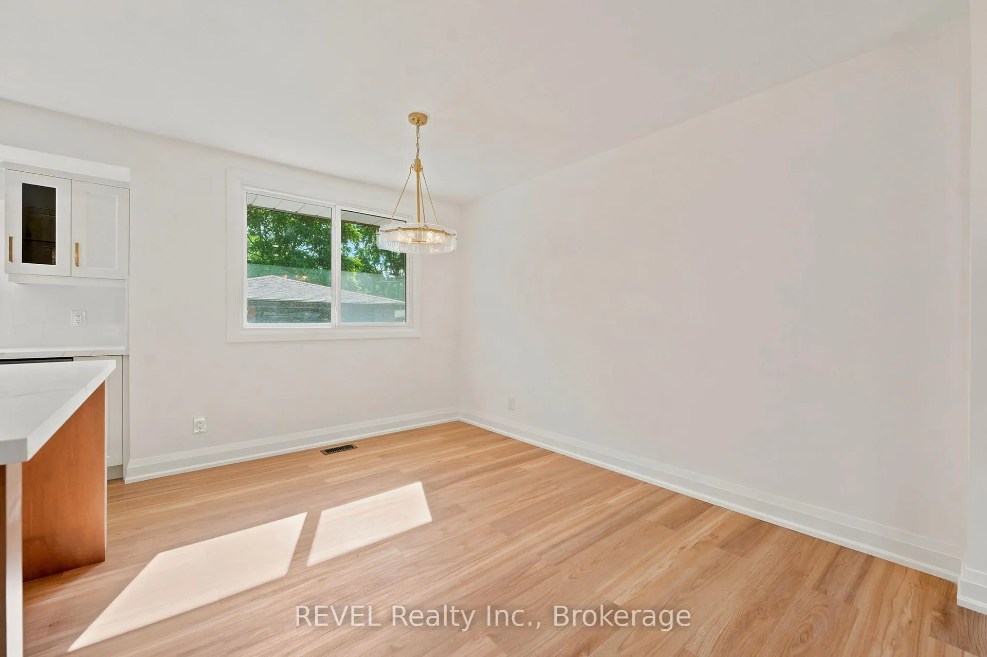 Photo 8 of 72 Prince Charles Drive, St. Catharines, Lakeport — HOMEH