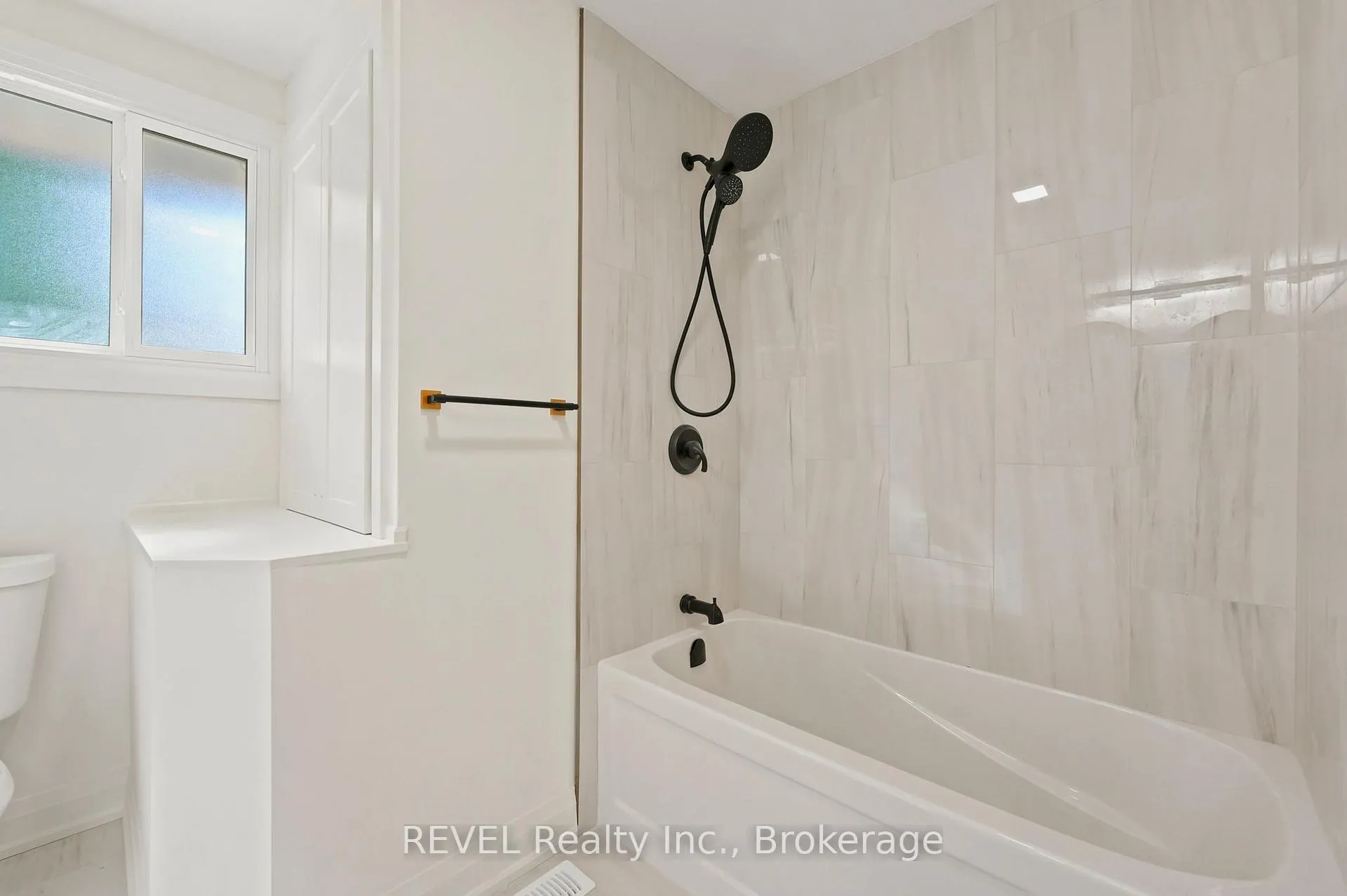 Photo 13 of 72 Prince Charles Drive, St. Catharines, Lakeport — HOMEH