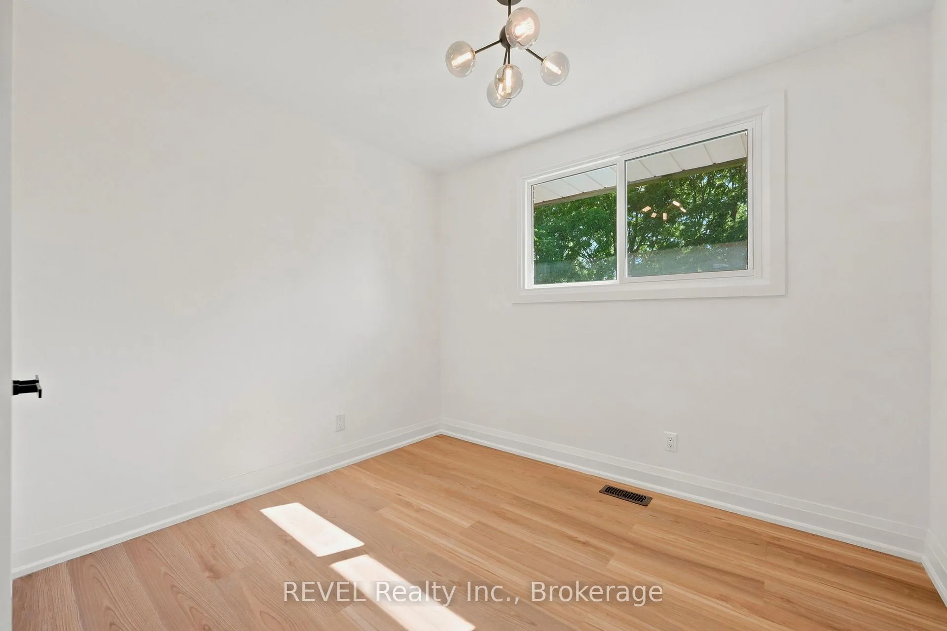 Photo 16 of 72 Prince Charles Drive, St. Catharines, Lakeport — HOMEH