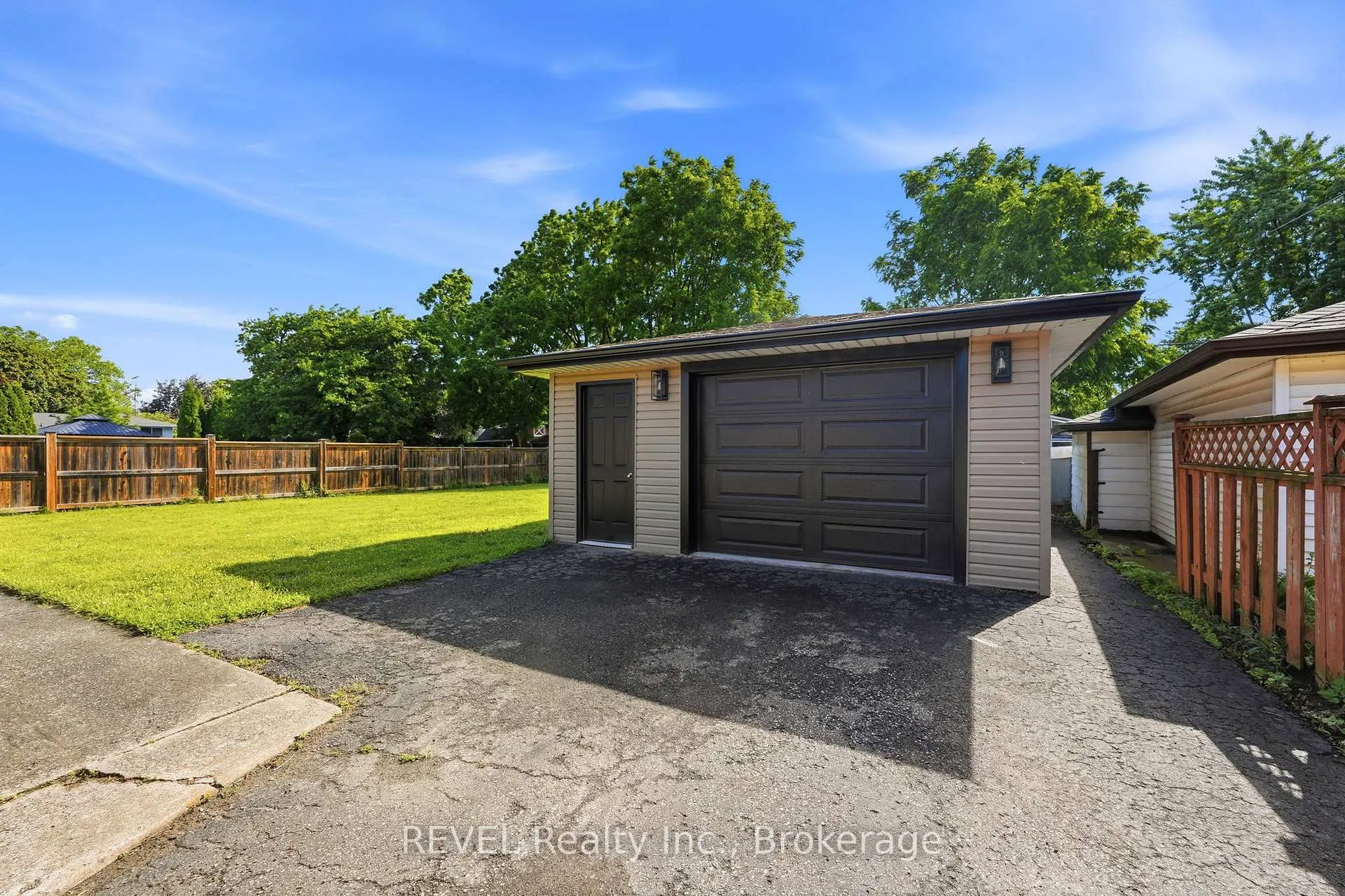 Photo 23 of 72 Prince Charles Drive, St. Catharines, Lakeport — HOMEH