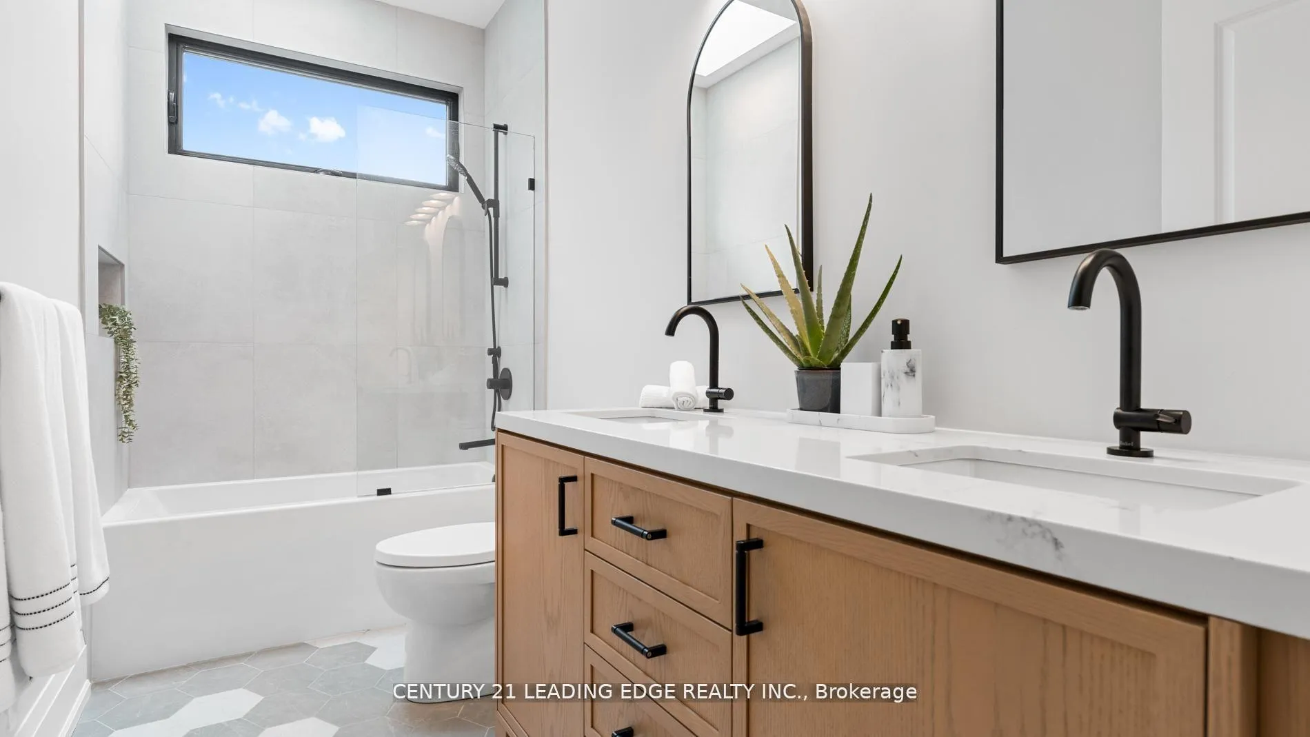 Photo 33 of 197 Glen Oak Drive, Oakville, West — HOMEH