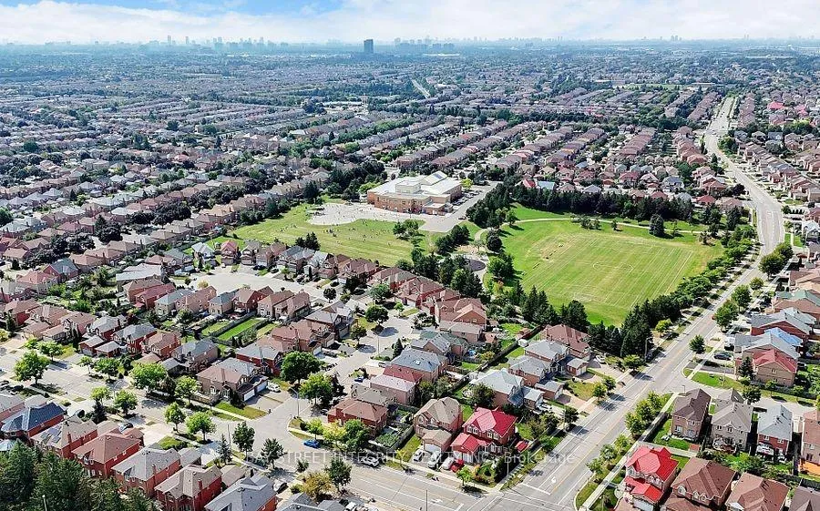 Photo 2 of Main 37 Sandham Crescent, Markham, Middlefield — HOMEH
