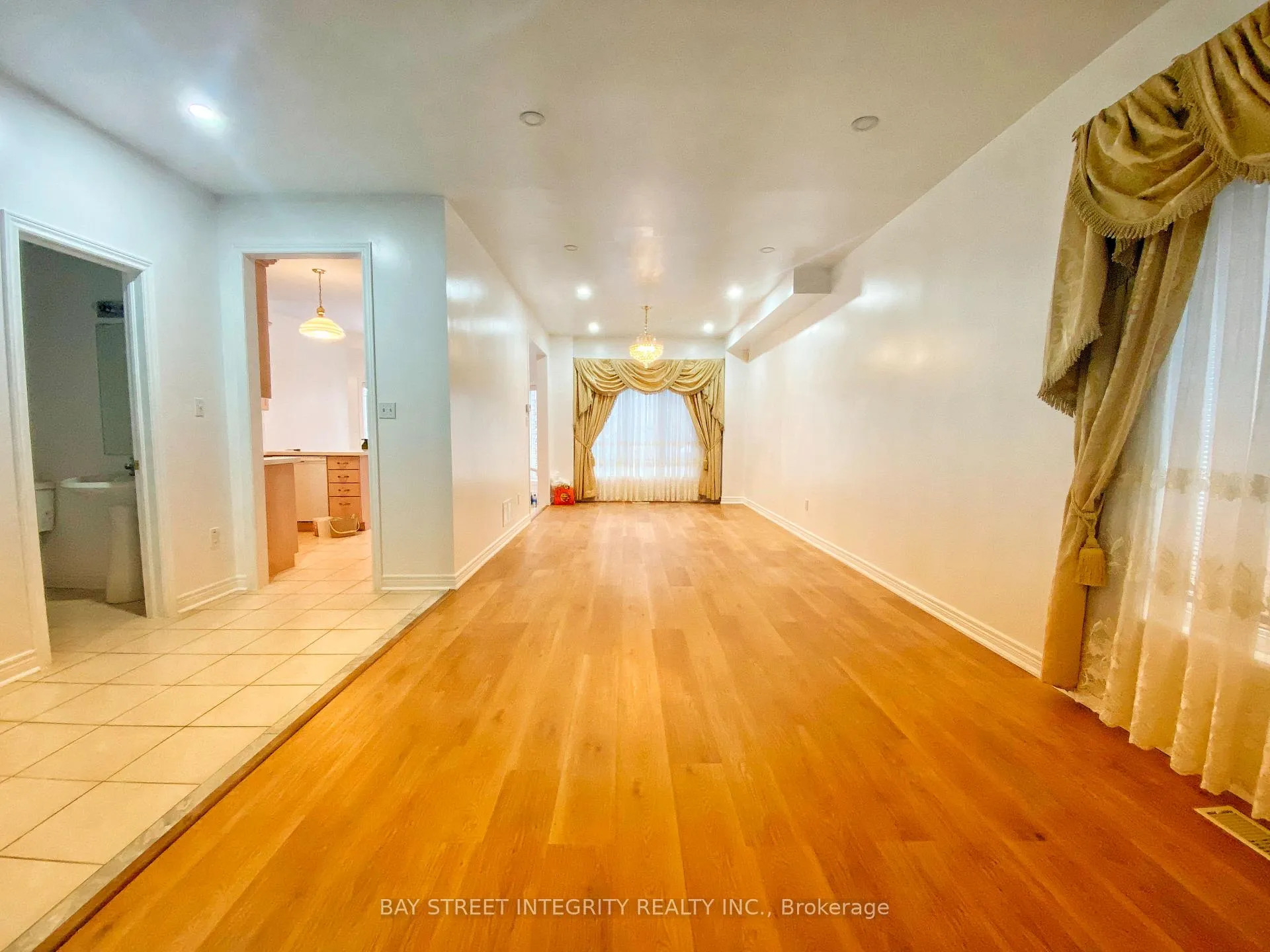 Photo 6 of Main 37 Sandham Crescent, Markham, Middlefield — HOMEH