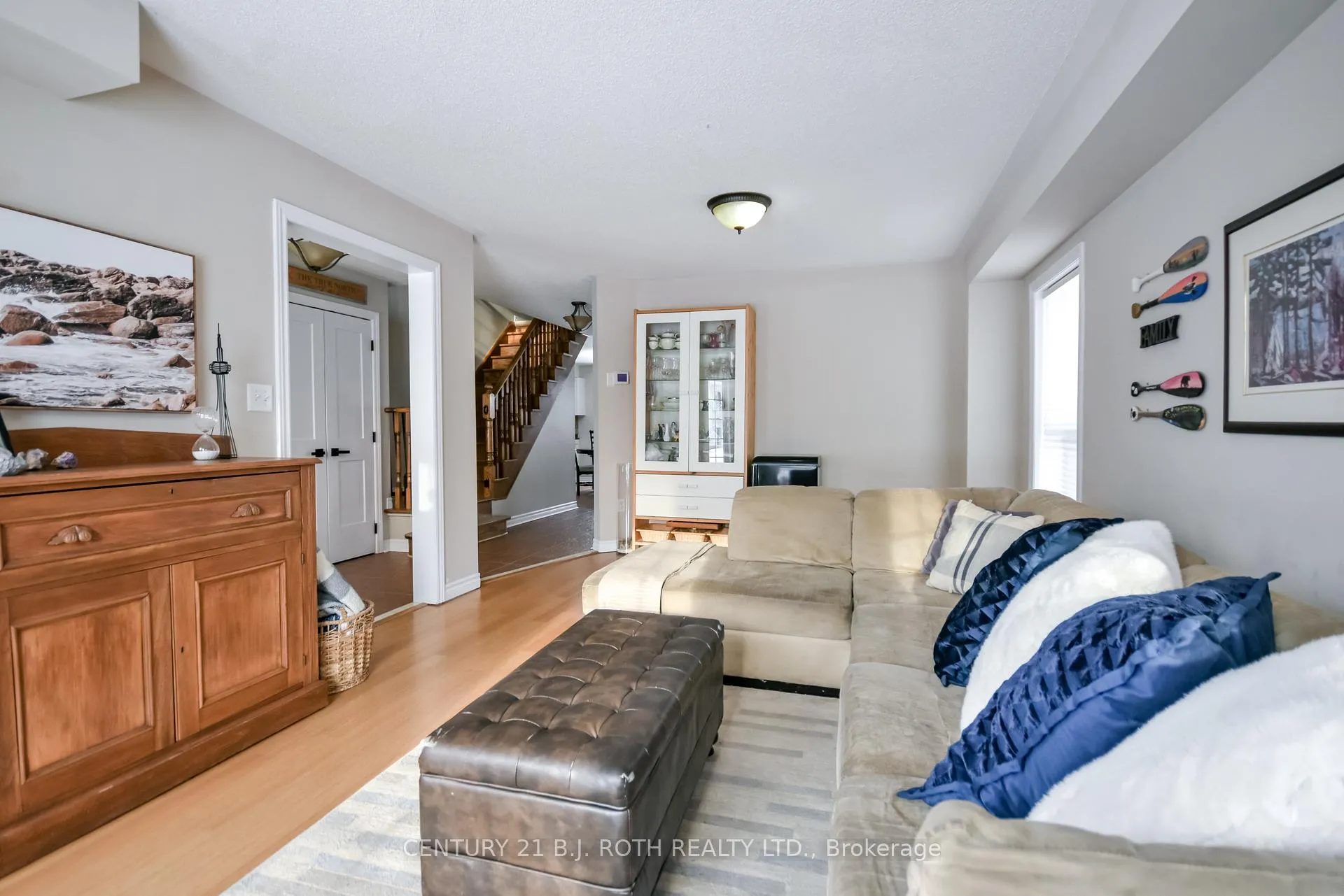 Photo 3 of 47 Maple Crown Terrace, Barrie, Innis-Shore — HOMEH