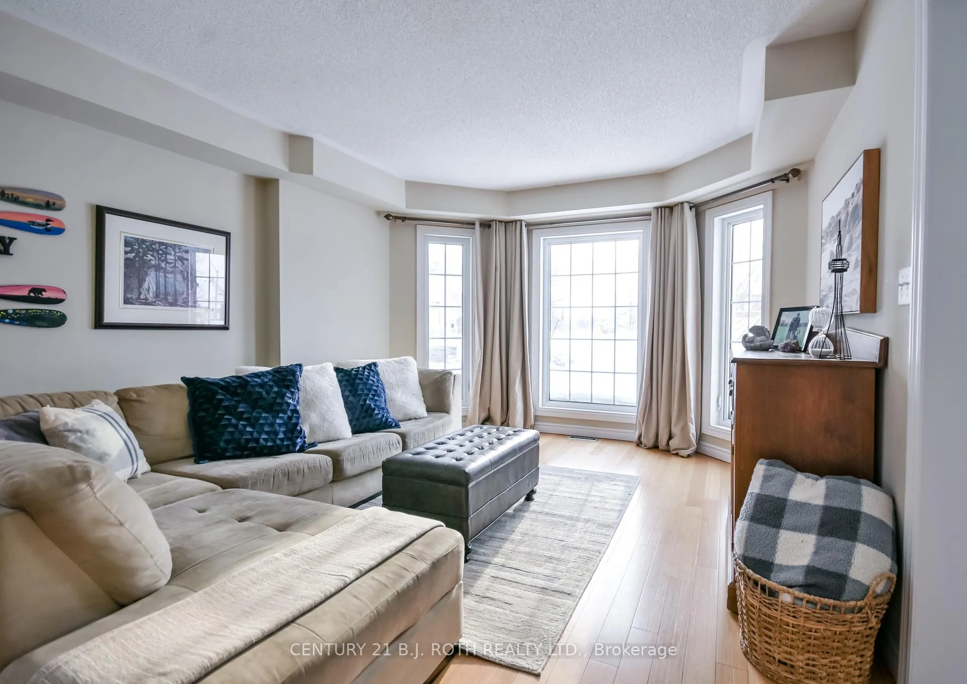 Photo 4 of 47 Maple Crown Terrace, Barrie, Innis-Shore — HOMEH