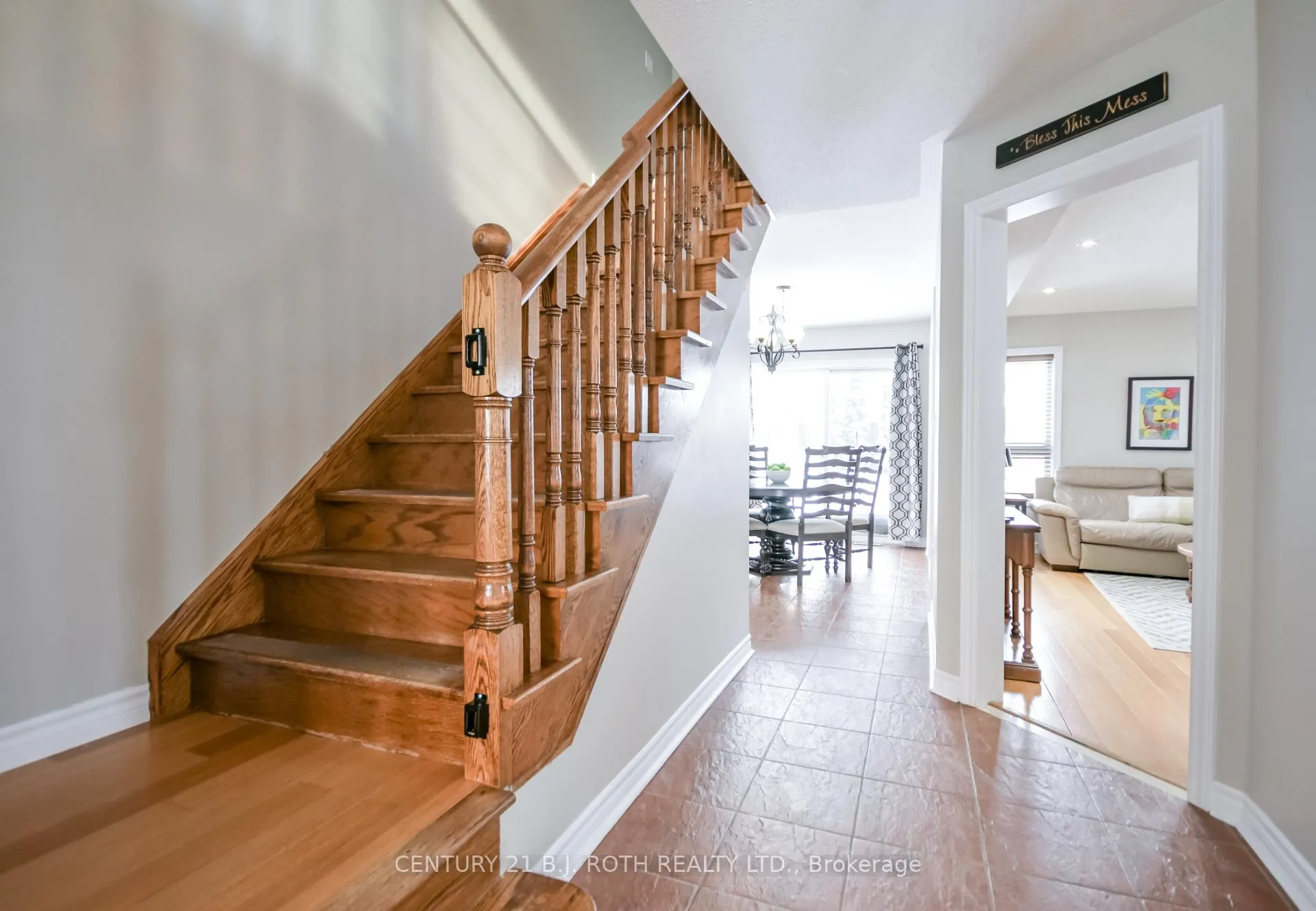 Photo 5 of 47 Maple Crown Terrace, Barrie, Innis-Shore — HOMEH