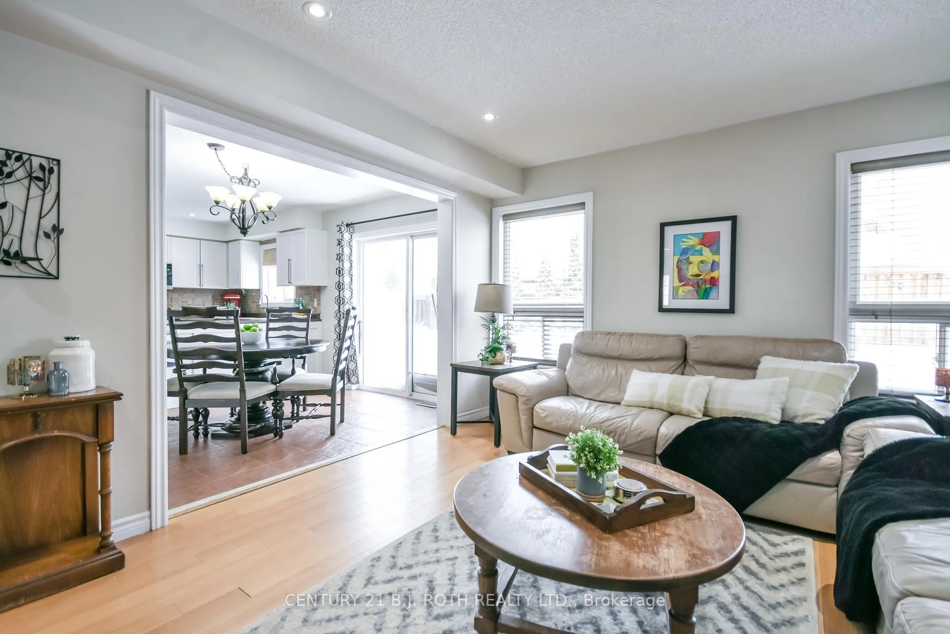 Photo 8 of 47 Maple Crown Terrace, Barrie, Innis-Shore — HOMEH