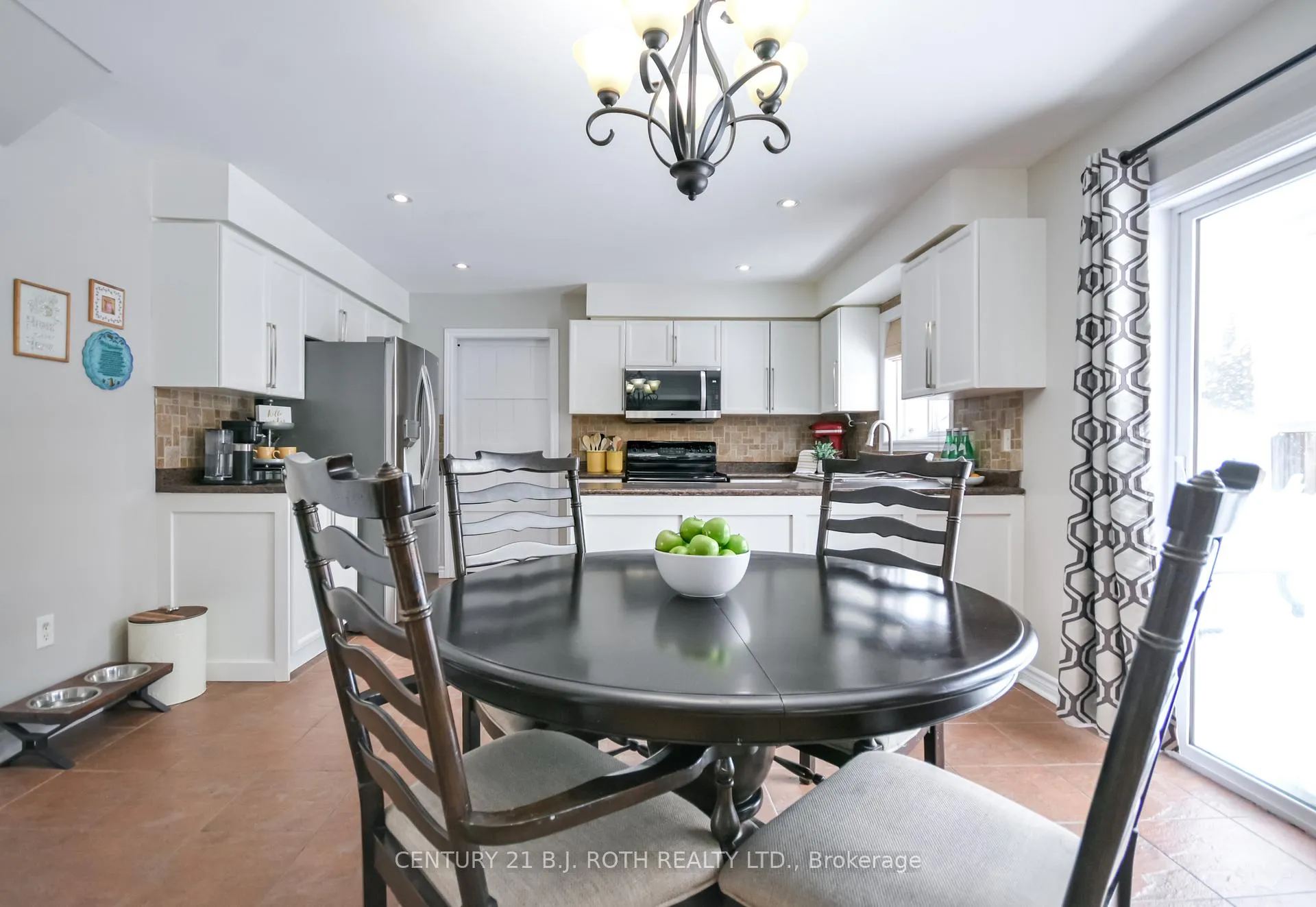Photo 9 of 47 Maple Crown Terrace, Barrie, Innis-Shore — HOMEH