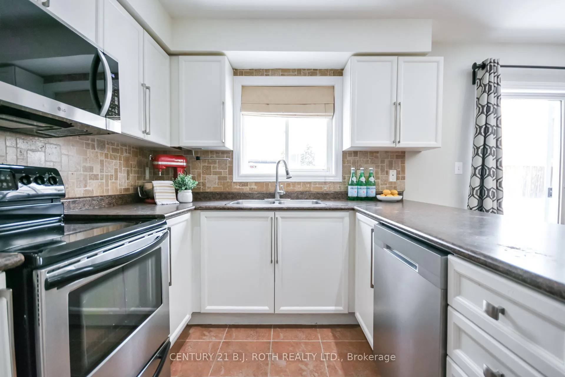 Photo 10 of 47 Maple Crown Terrace, Barrie, Innis-Shore — HOMEH
