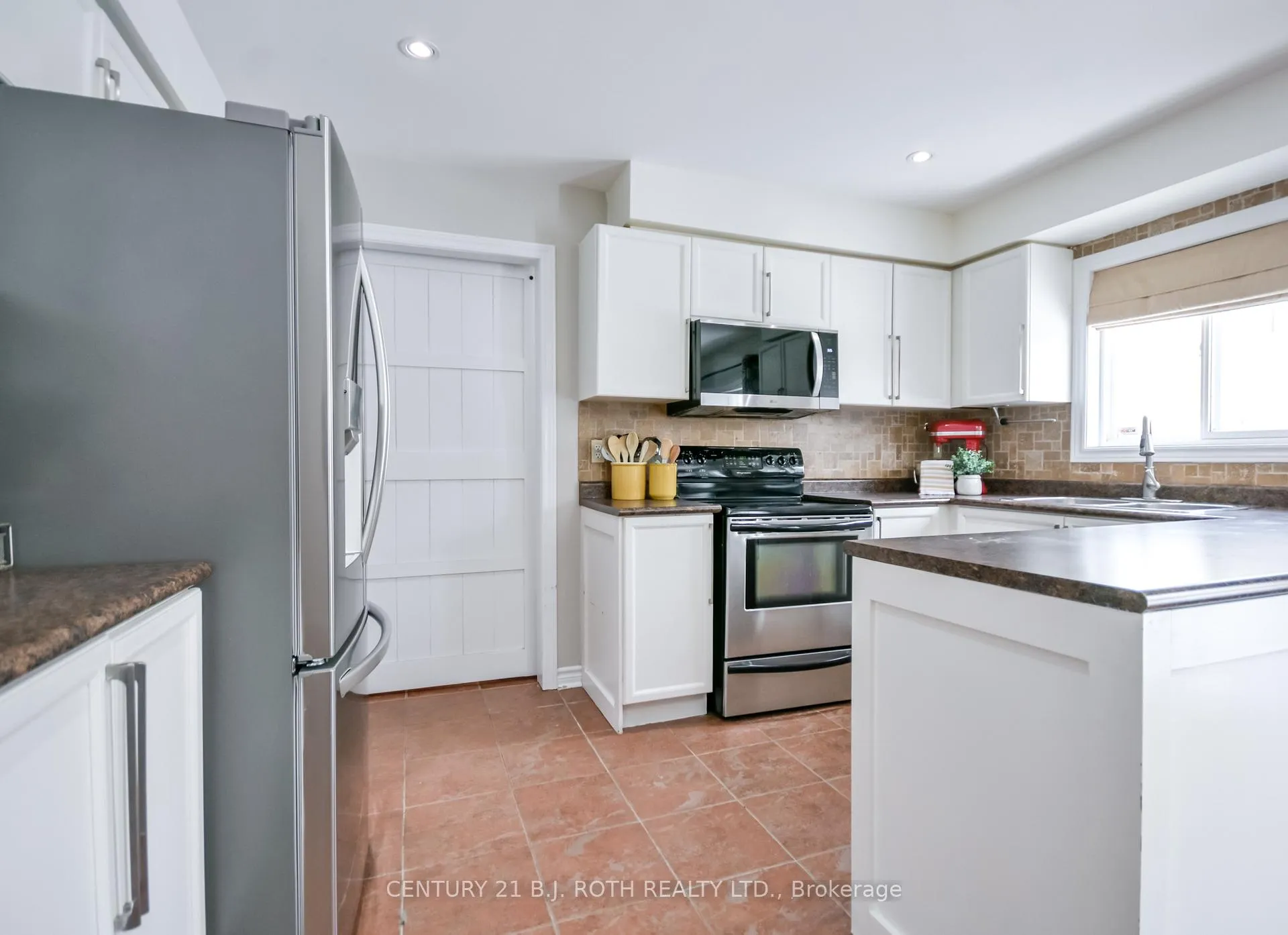 Photo 11 of 47 Maple Crown Terrace, Barrie, Innis-Shore — HOMEH