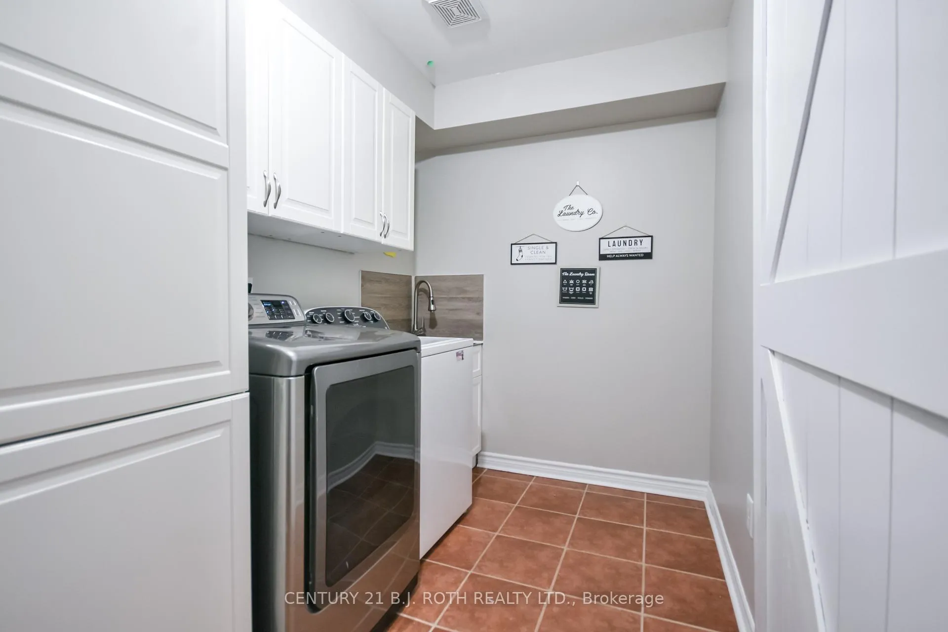 Photo 13 of 47 Maple Crown Terrace, Barrie, Innis-Shore — HOMEH