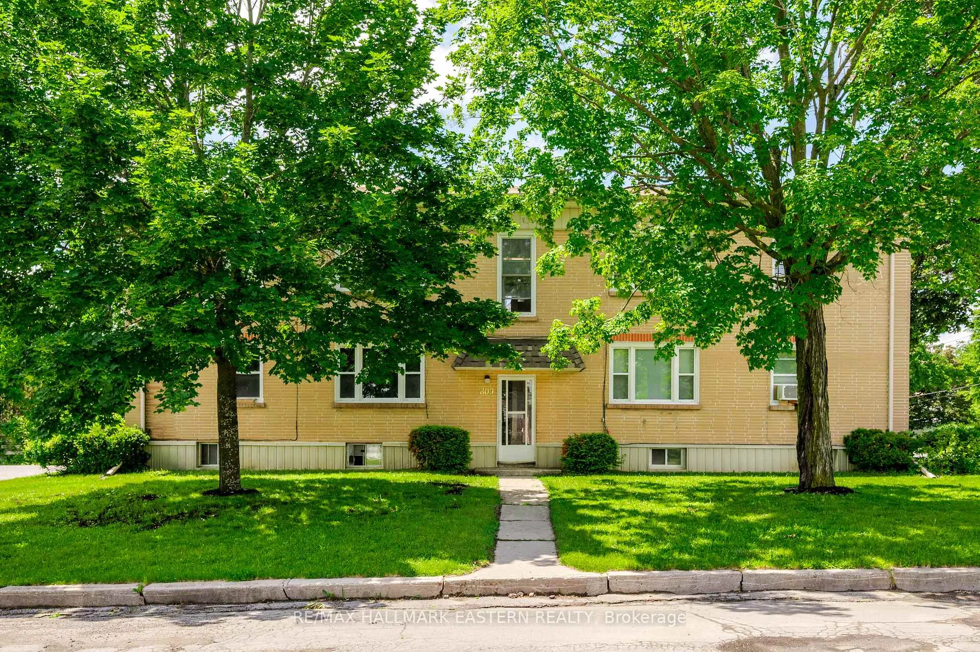 Photo 3 of 809 Nicholls Street, Peterborough, Northcrest Ward 5 — HOMEH