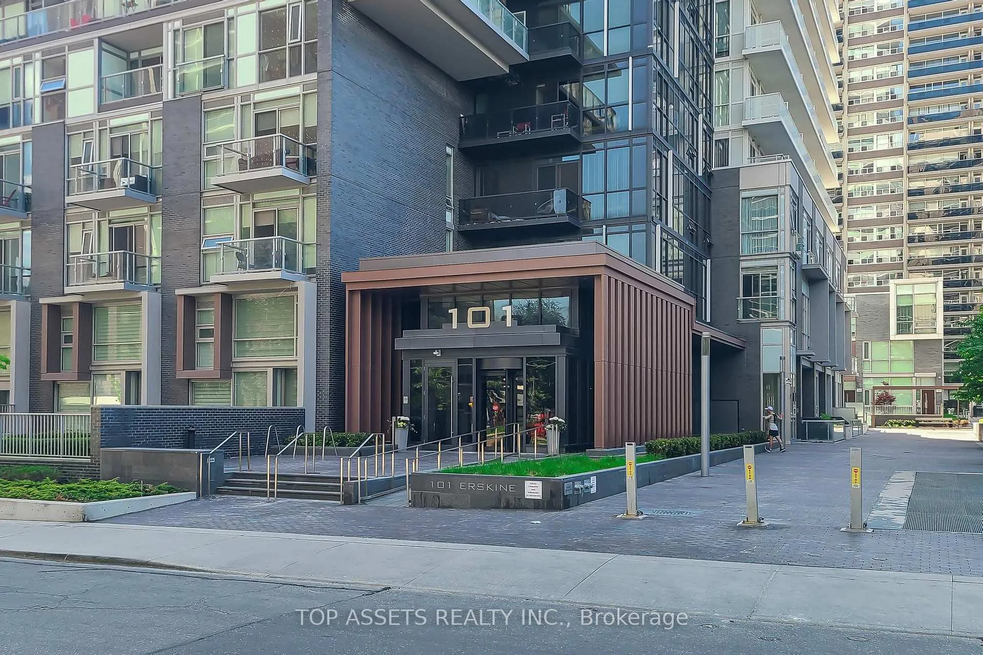 Front of Unit TH10, 101 Erskine Avenue