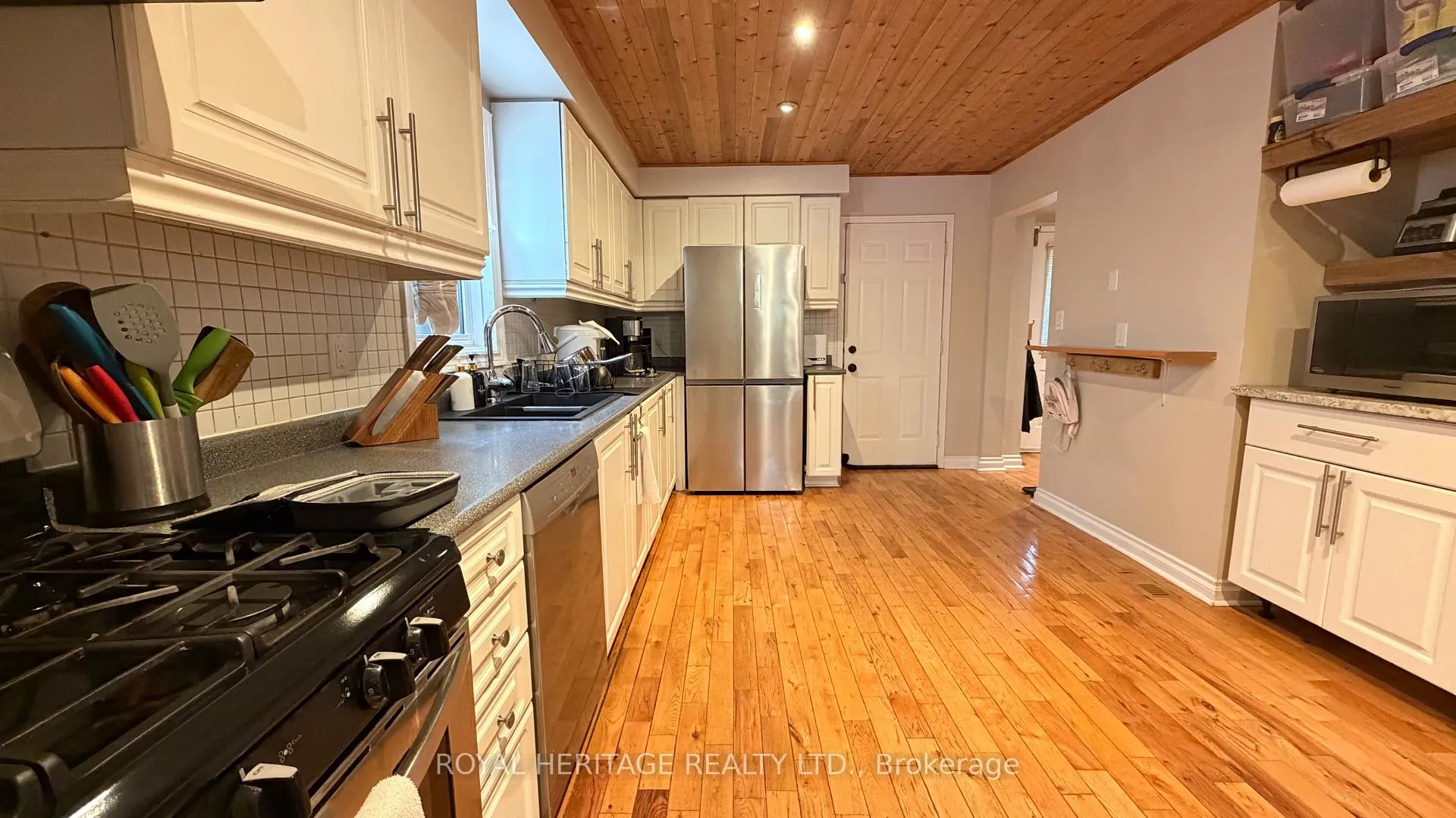 Photo 12 of 23 Hooper Square, Clarington, Bowmanville — HOMEH