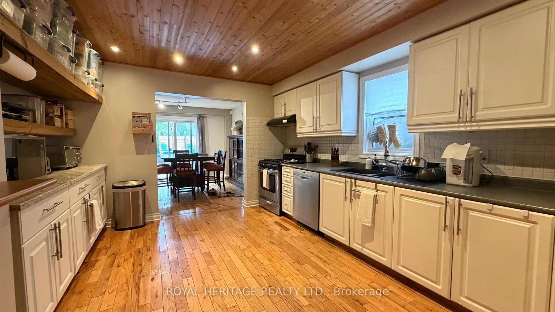 Photo 13 of 23 Hooper Square, Clarington, Bowmanville — HOMEH