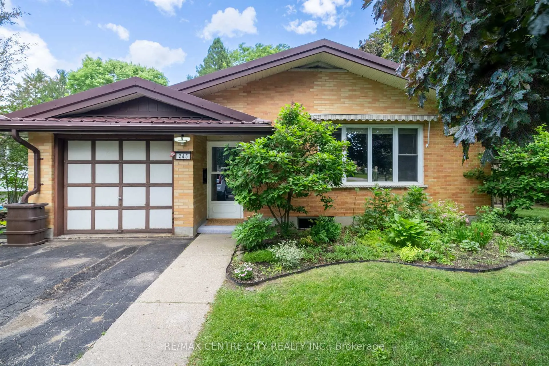 Front of 245 Dominion Street
