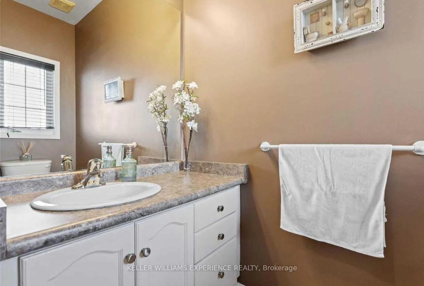 Photo 3 of Unit 16, 488 Yonge Street, Barrie, Painswick North — HOMEH