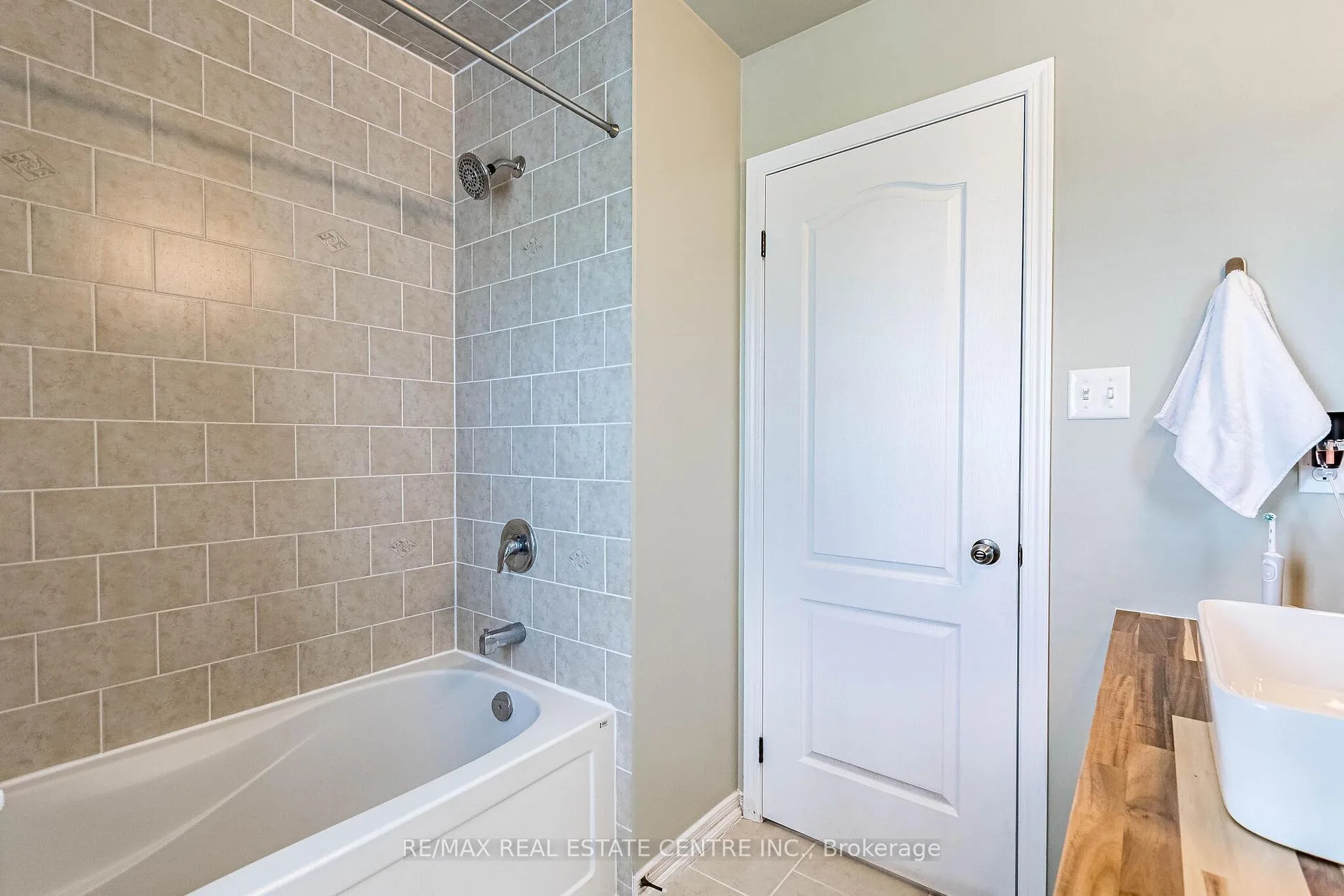 Photo 32 of 78 Lambert Crescent, Brantford, Empire — HOMEH