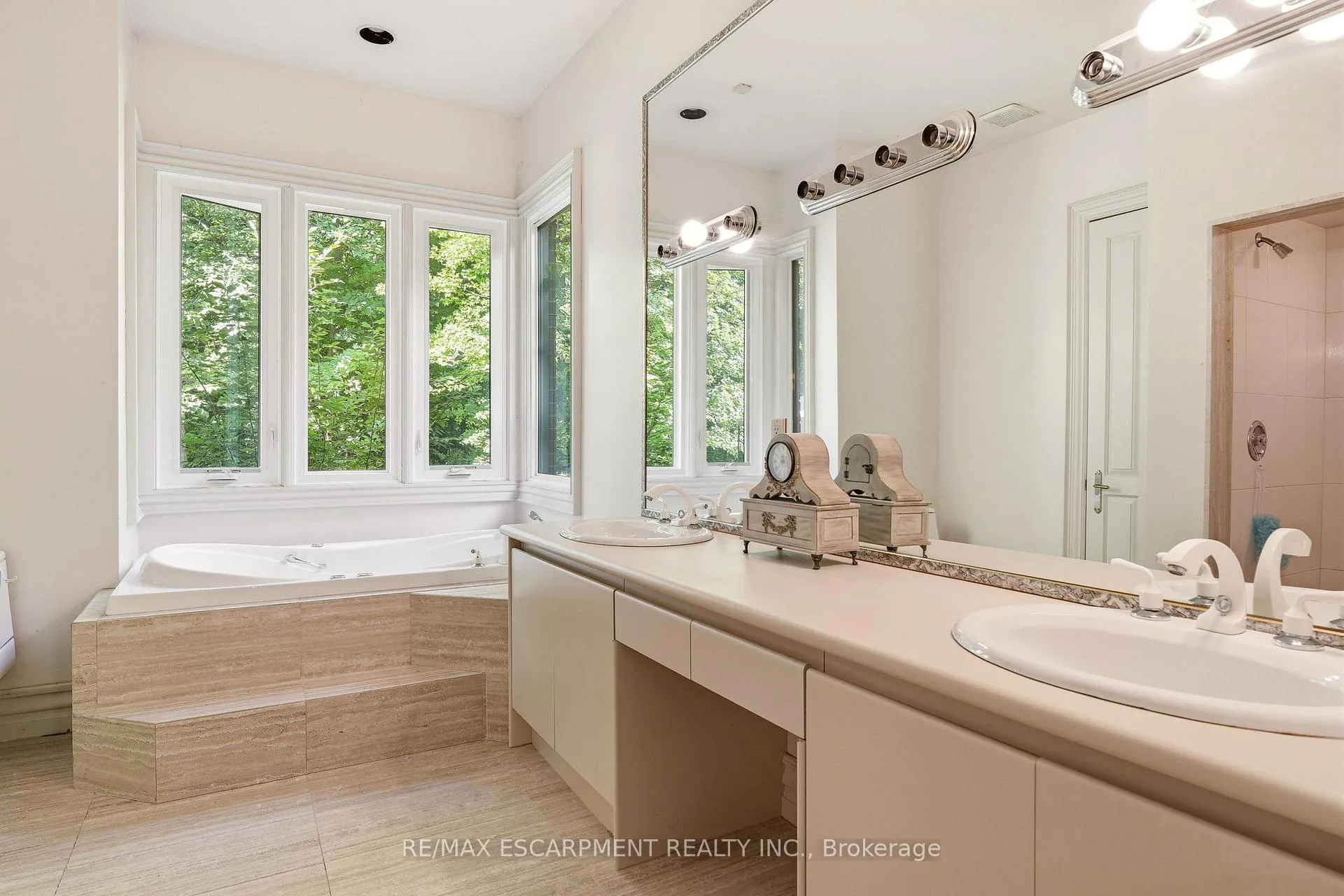Photo 13 of 1111 Crofton Way, Burlington, Tyandaga — HOMEH