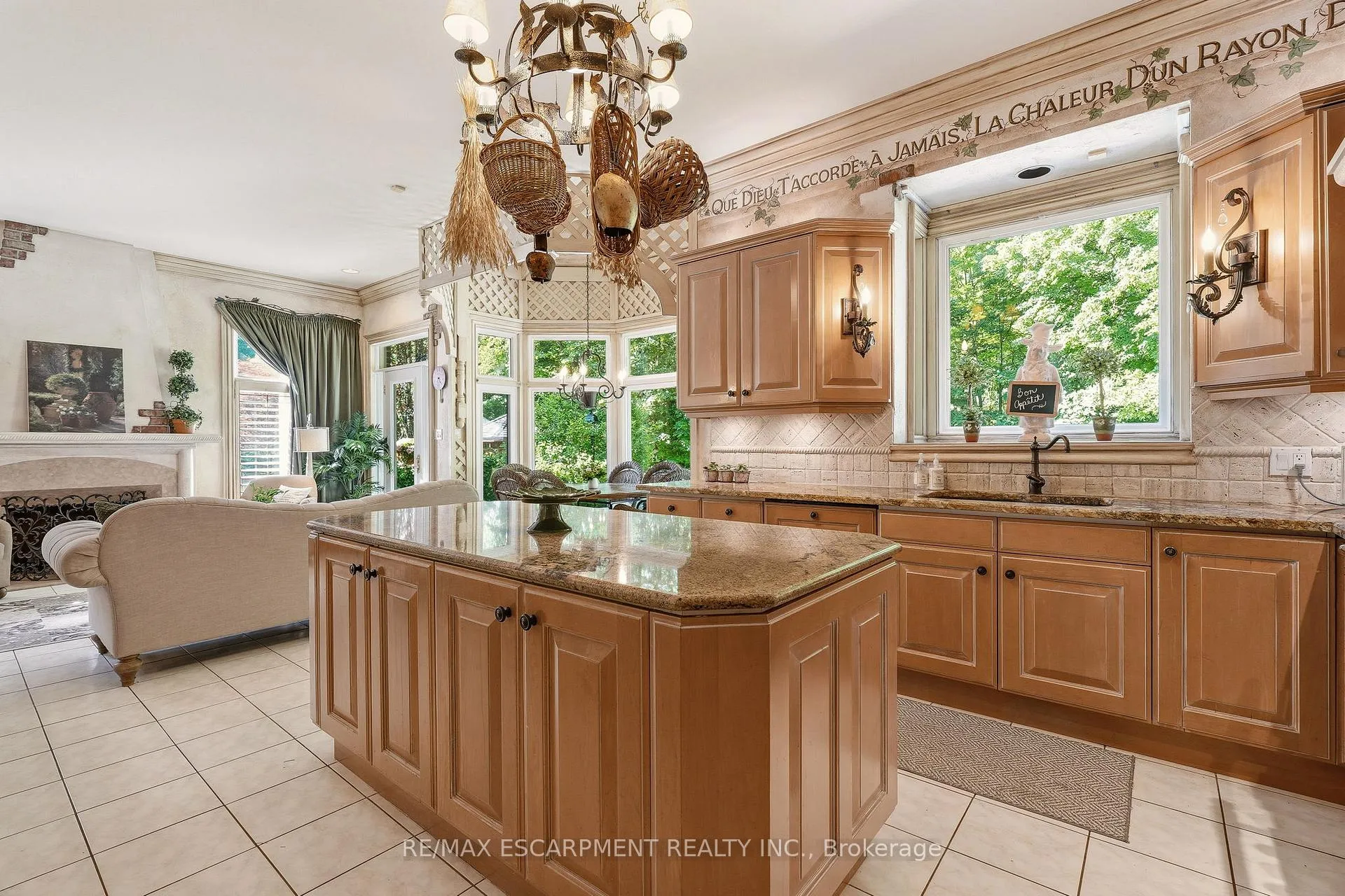 Photo 14 of 1111 Crofton Way, Burlington, Tyandaga — HOMEH