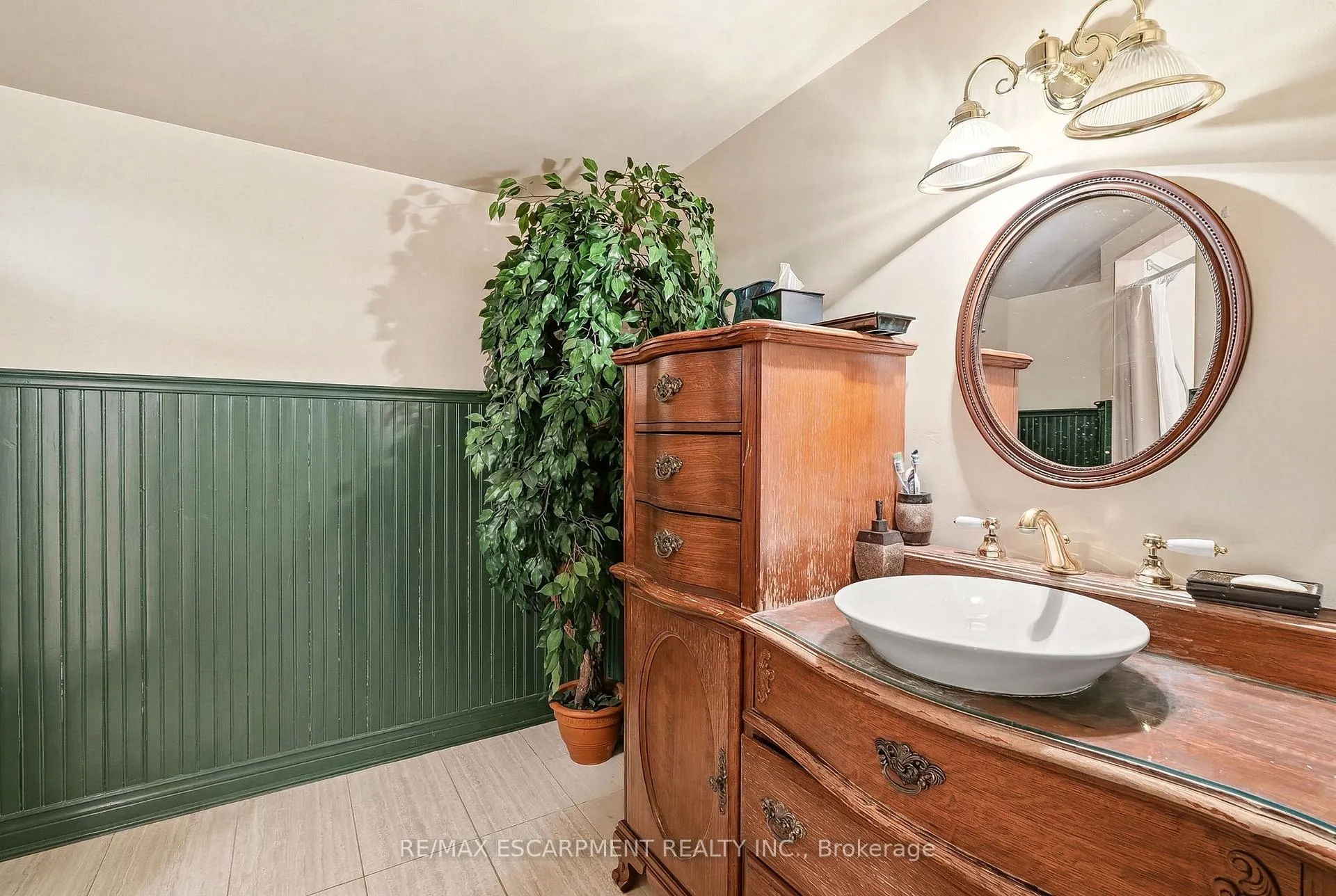 Photo 31 of 1111 Crofton Way, Burlington, Tyandaga — HOMEH