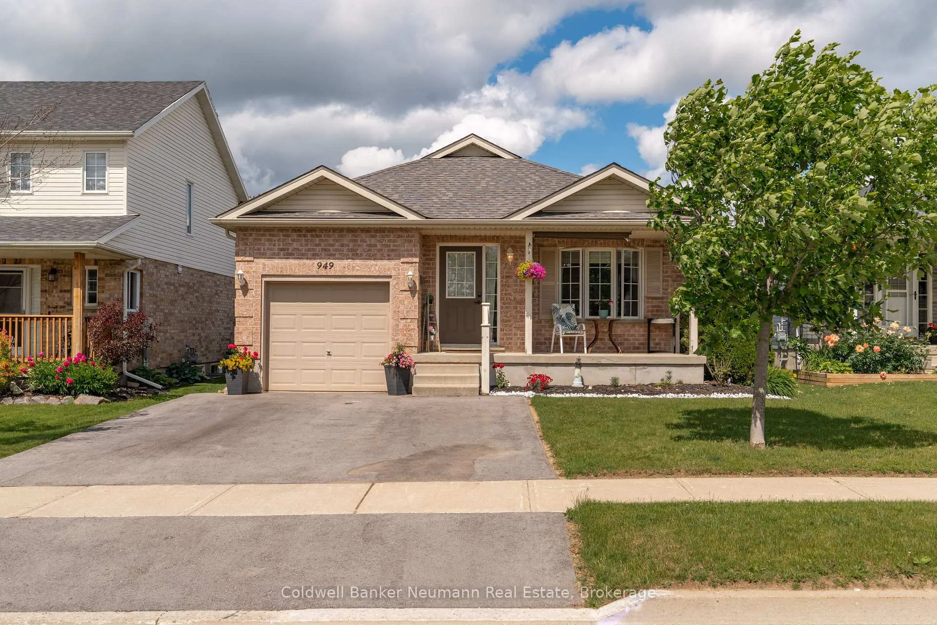 Front of 949 Gzowski Street