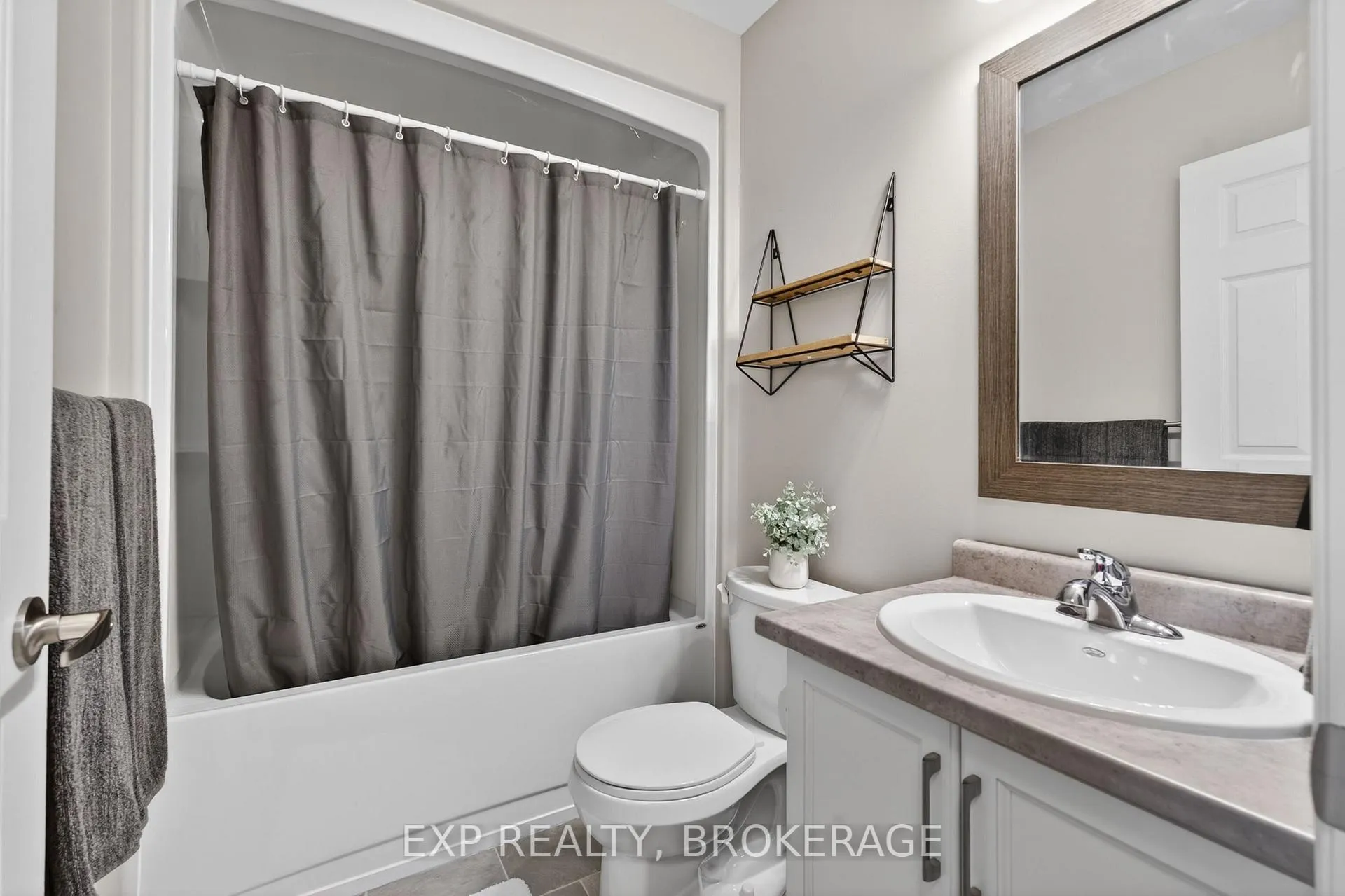 Photo 24 of 20 Ledgerock Court, Quinte West, Sidney Ward — HOMEH