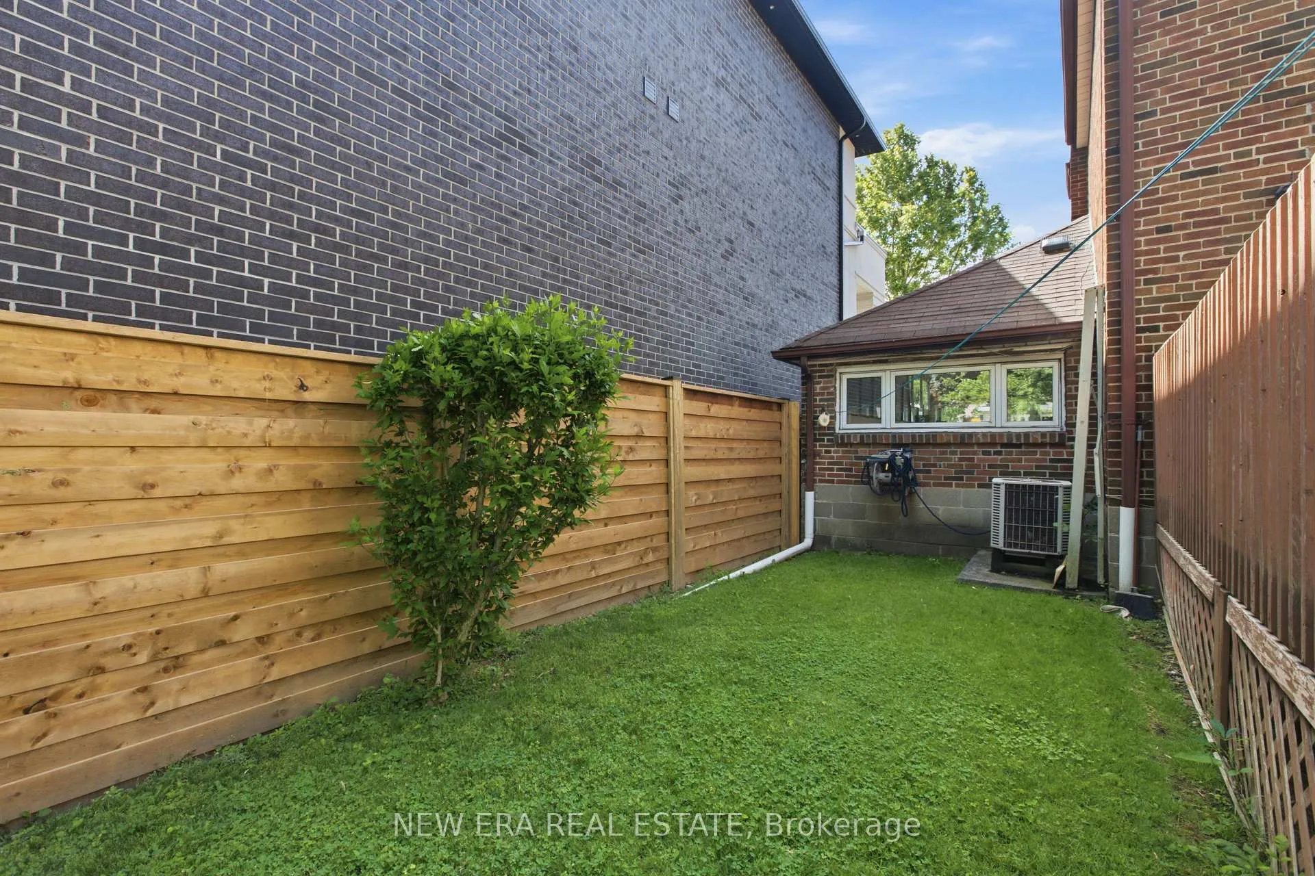 Photo 11 of 654 Bedford Park Avenue, Toronto, Bedford Park-Nortown — HOMEH