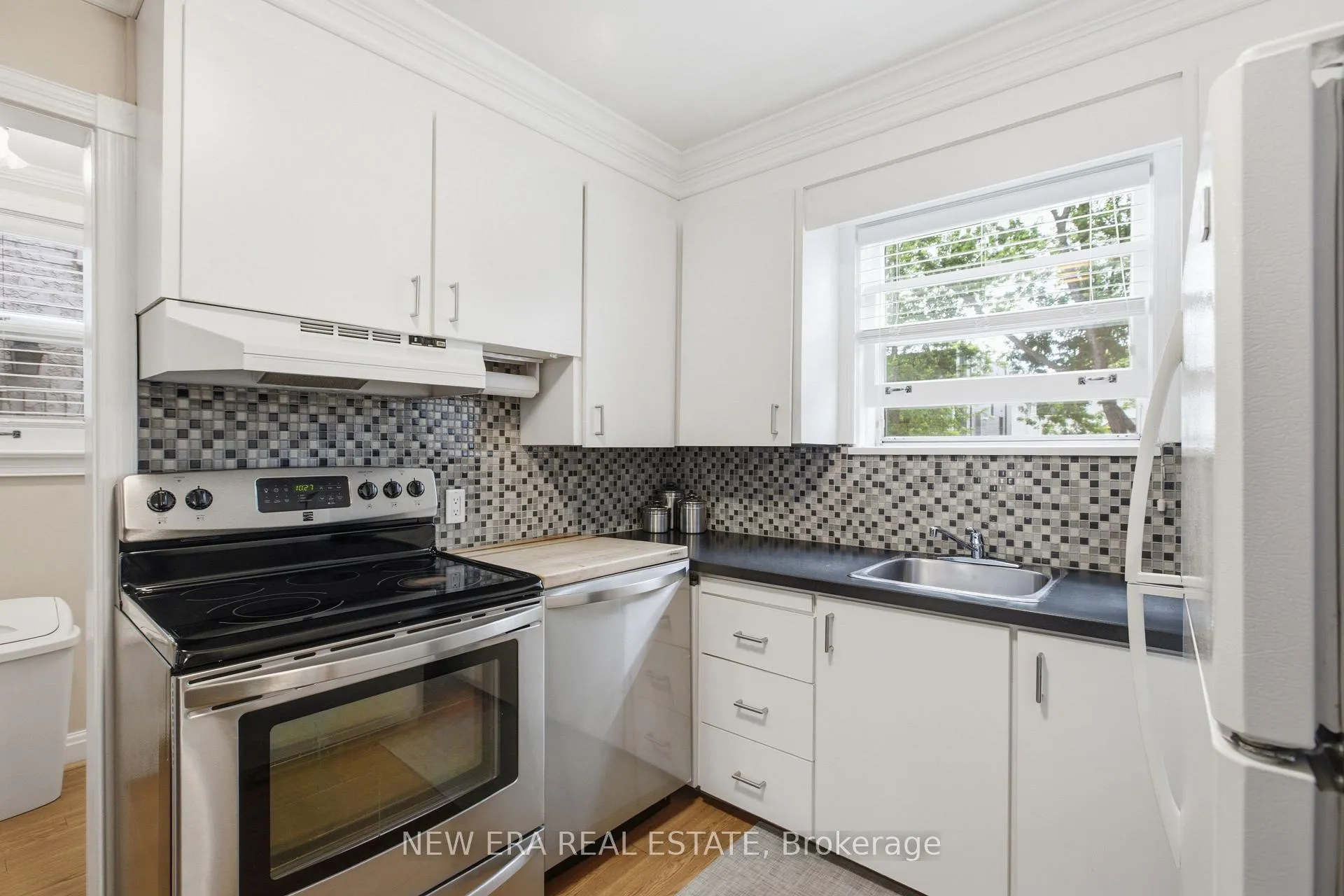 Photo 14 of 654 Bedford Park Avenue, Toronto, Bedford Park-Nortown — HOMEH