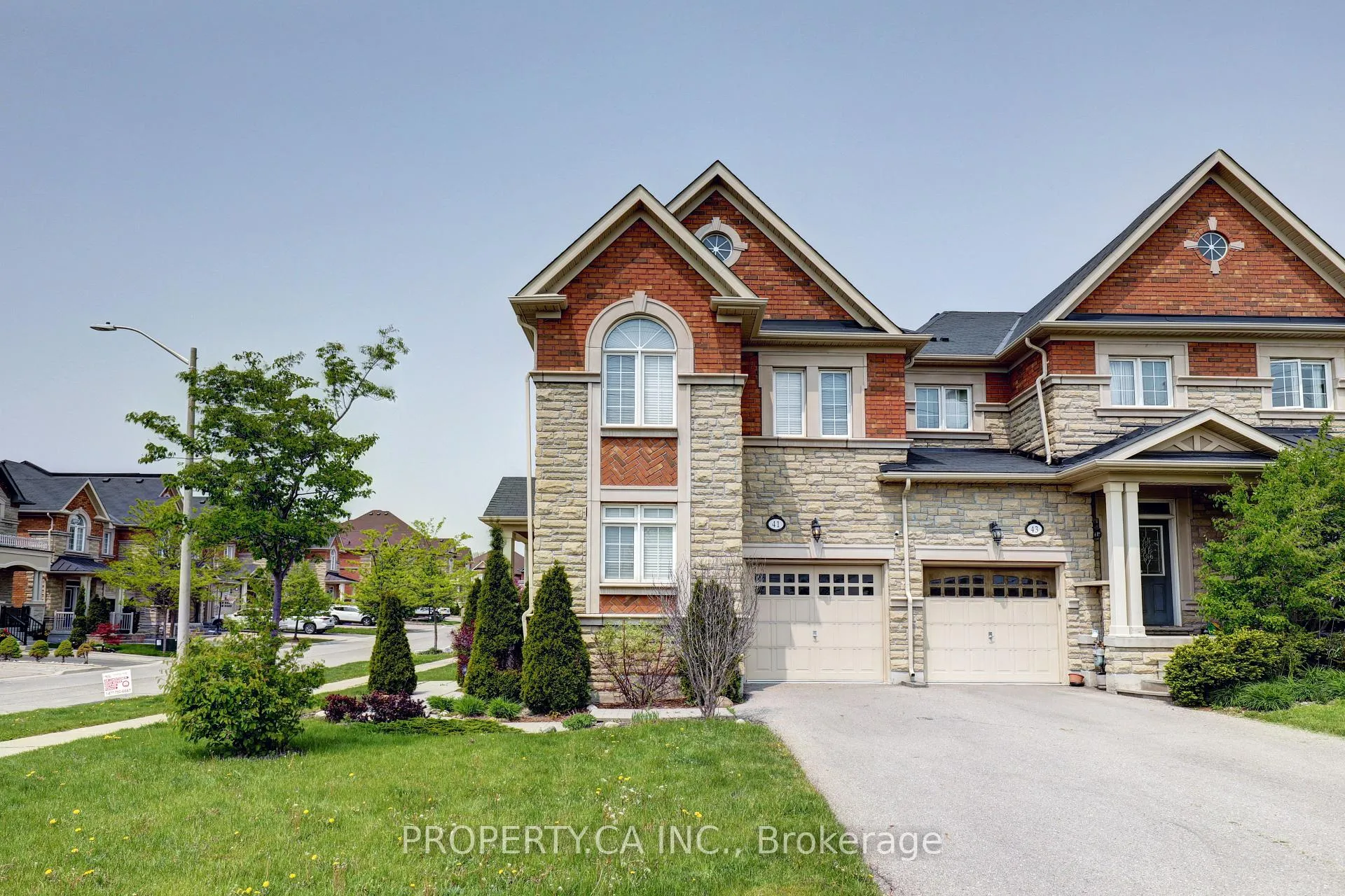 Photo 2 of 41 Spruce Pine Crescent, Vaughan, Patterson — HOMEH