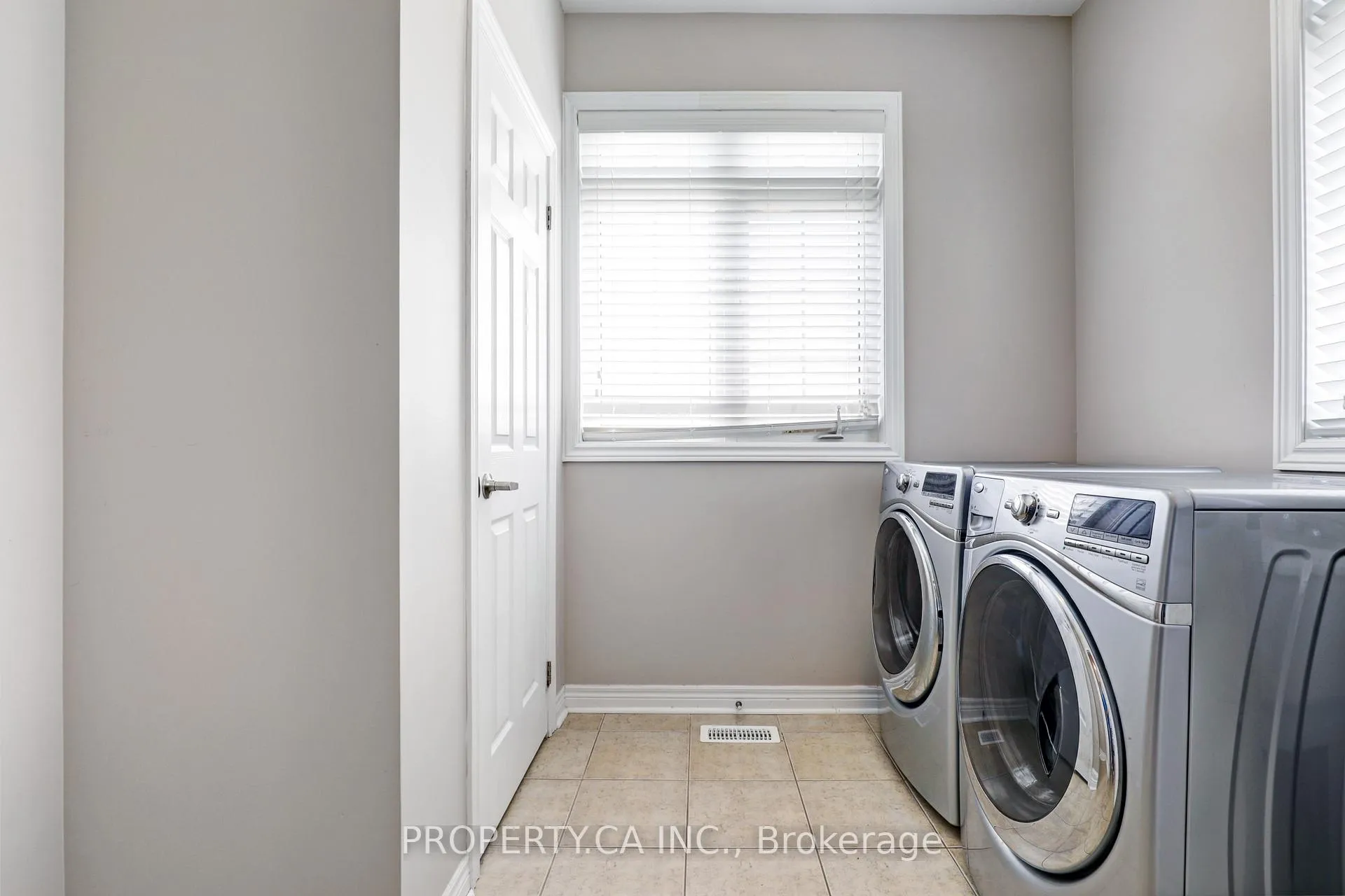 Photo 5 of 41 Spruce Pine Crescent, Vaughan, Patterson — HOMEH
