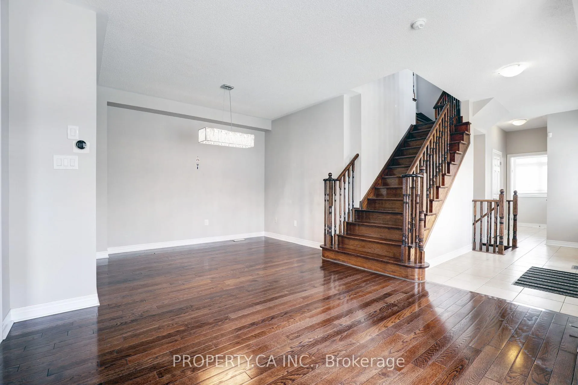 Photo 6 of 41 Spruce Pine Crescent, Vaughan, Patterson — HOMEH