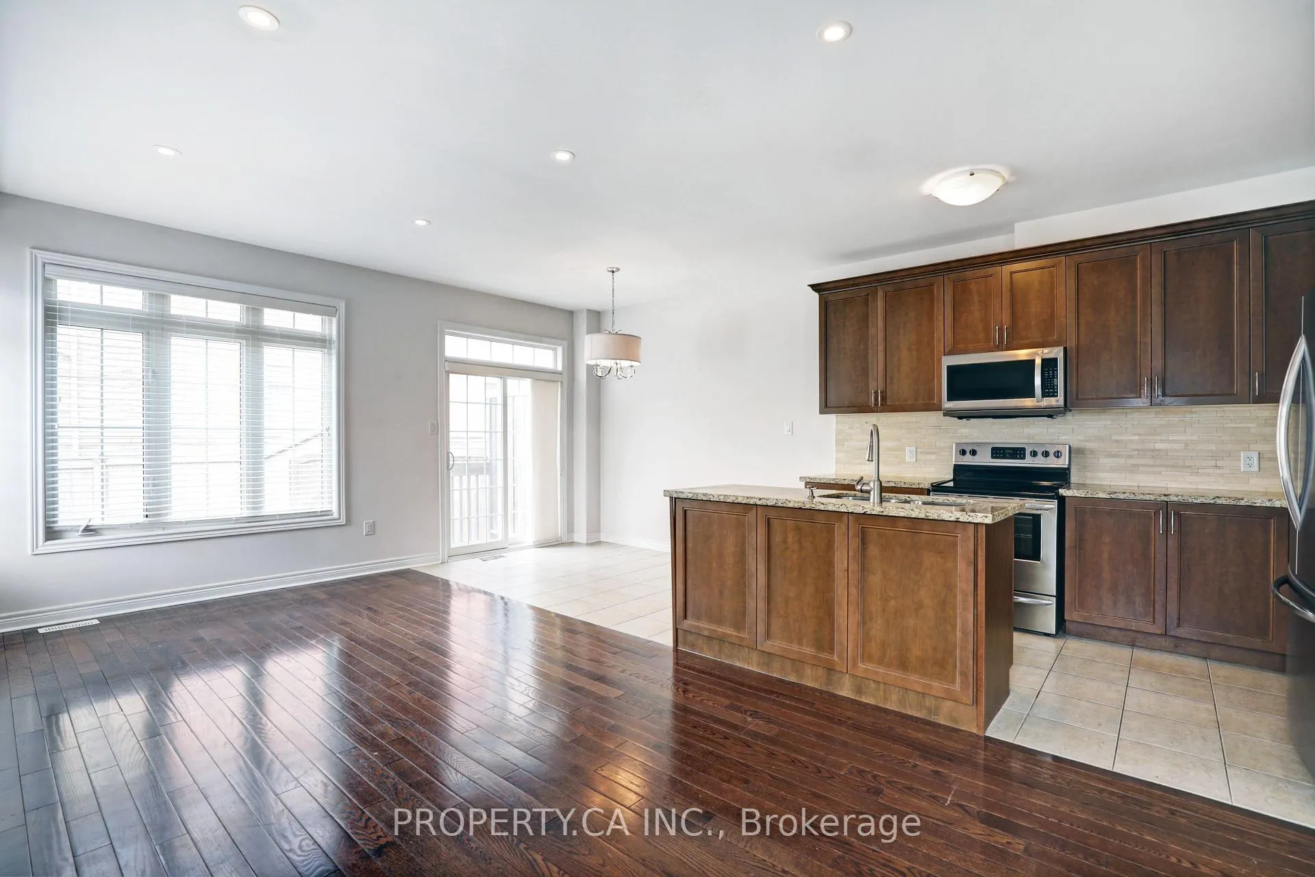Photo 8 of 41 Spruce Pine Crescent, Vaughan, Patterson — HOMEH