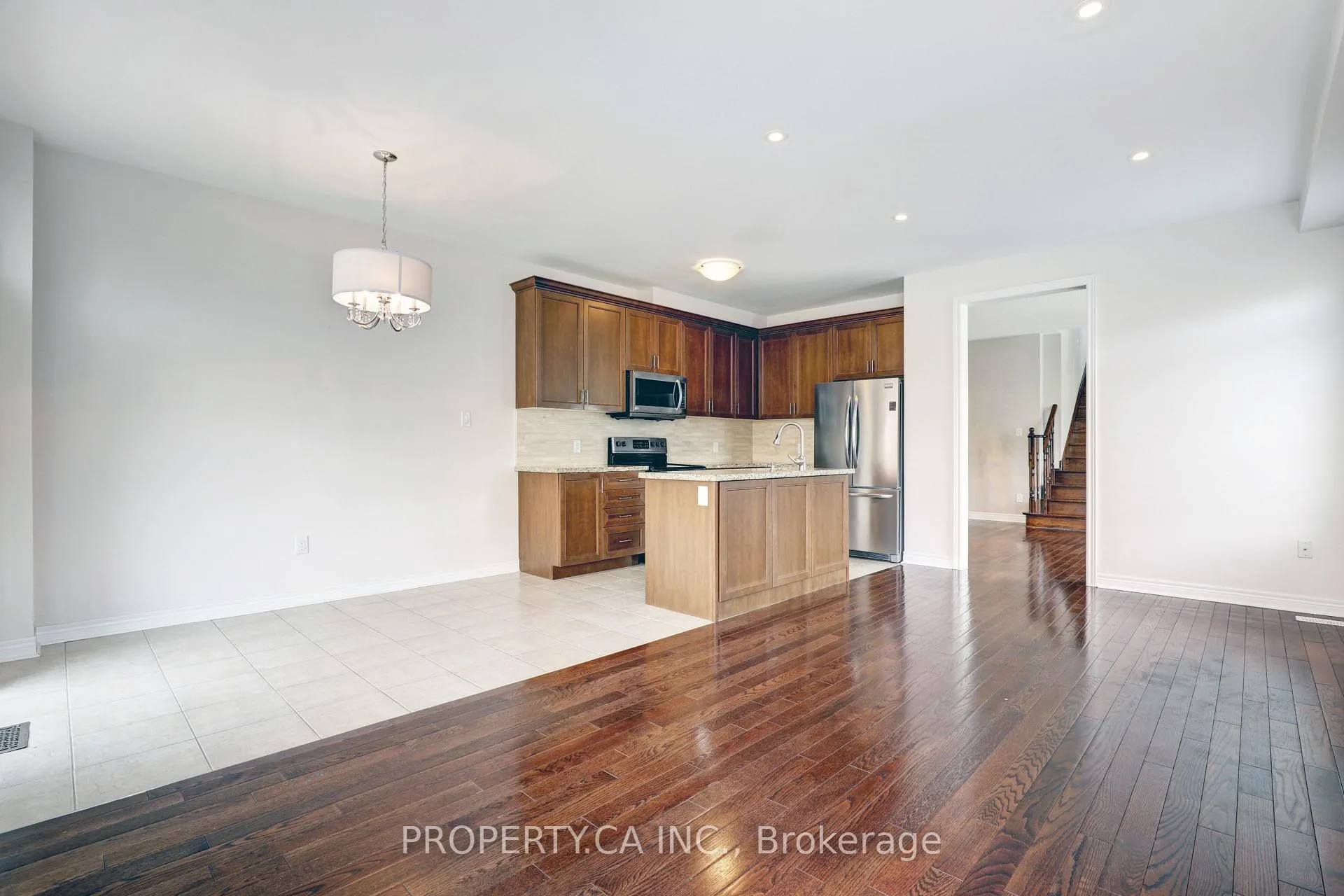 Photo 9 of 41 Spruce Pine Crescent, Vaughan, Patterson — HOMEH