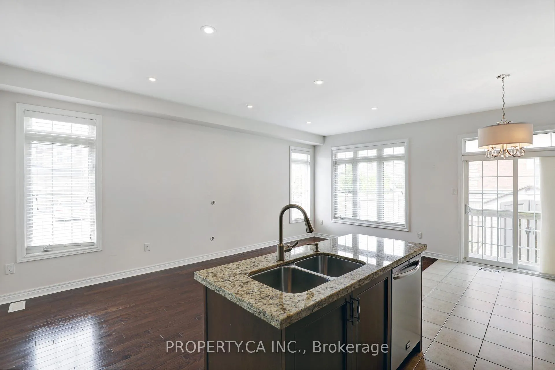 Photo 11 of 41 Spruce Pine Crescent, Vaughan, Patterson — HOMEH