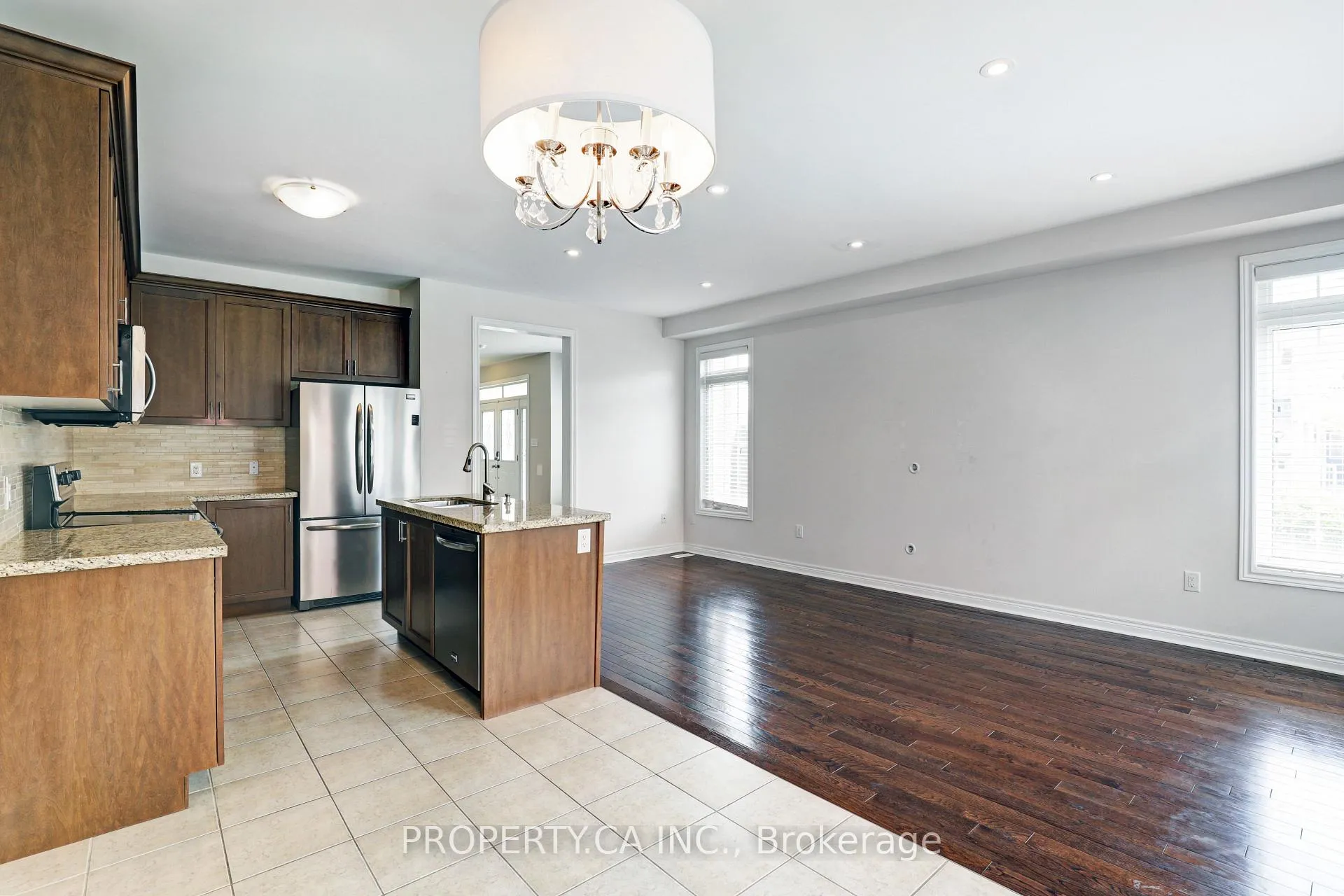 Photo 12 of 41 Spruce Pine Crescent, Vaughan, Patterson — HOMEH